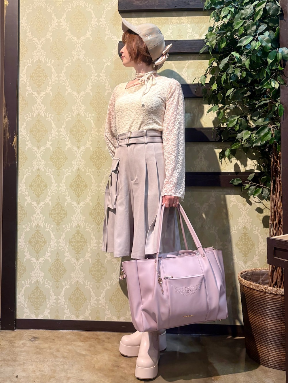 「ショルダーバッグ、大人カジュアル、最近のいい感じコーデ、お出かけコーデ、シアートップス、アウトドアスタイル、トートバッグ、スポーツミックス、春夏コーデ、キャップ、レイヤードスタイル、休日スタイル、axes femme、大人女子、リボン」|「axes femmeのロゴ刺繍バックリボンキャップ(キャップ、ベージュ系)」を使った、ハナミズキさん(レディース・158cm)の春コーディネートの4枚目の写真