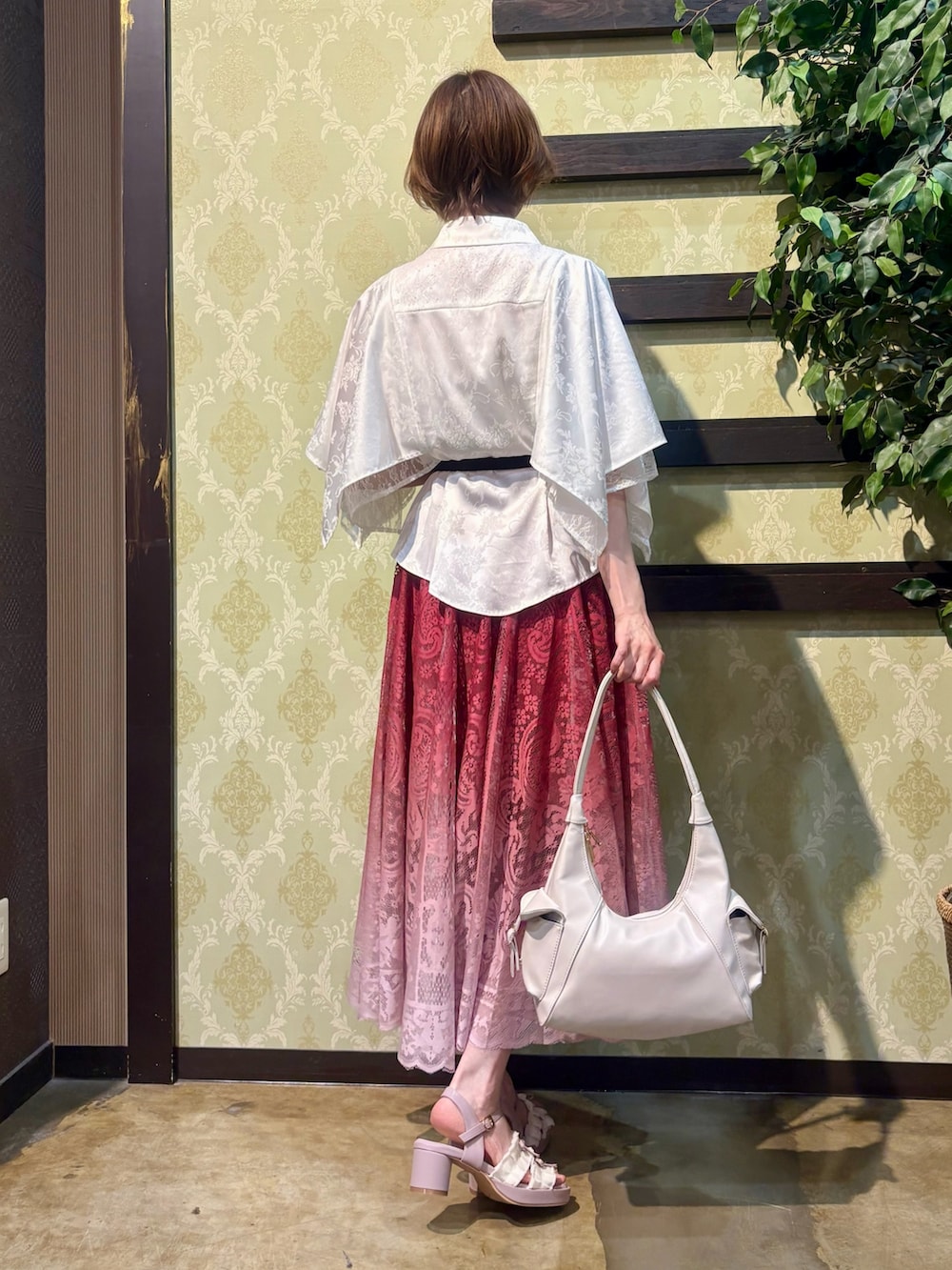 「白シャツ、ショルダーバッグ、サンダル、シャツスタイル、休日スタイル、お出かけコーデ、デートコーデ、ロングスカート、きれいめカジュアル、axes femme、カタログ掲載アイテム_axes femme、夏、シャツ、おしゃれさんと繋がりたい、オトナカジュアル」|「axes femmeのビジュー×蝶レースタンク(タンクトップ、ホワイト系)」を使った、ハナミズキさん(レディース・158cm)の春コーディネートの3枚目の写真