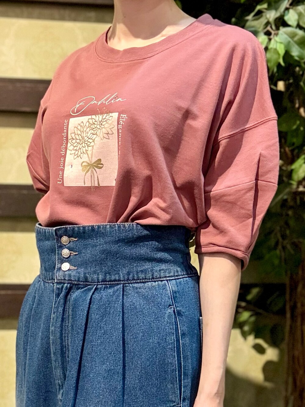 「ショルダーバッグ、ワイドパンツ、サンダル、やっぱり帽子が好き、きれいめカジュアル、休日スタイル、デニム、お出かけコーデ、リボン、デートコーデ、スポーツミックス、キャップ、axes femme、カタログ掲載アイテム_axes femme、大人カジュアルコーデ」｜「axes femmeのロゴ刺繍バックリボンキャップ（キャップ、ベージュ系）」を使った、ハナミズキさん（レディース・158cm）の春コーディネートの8枚目の写真