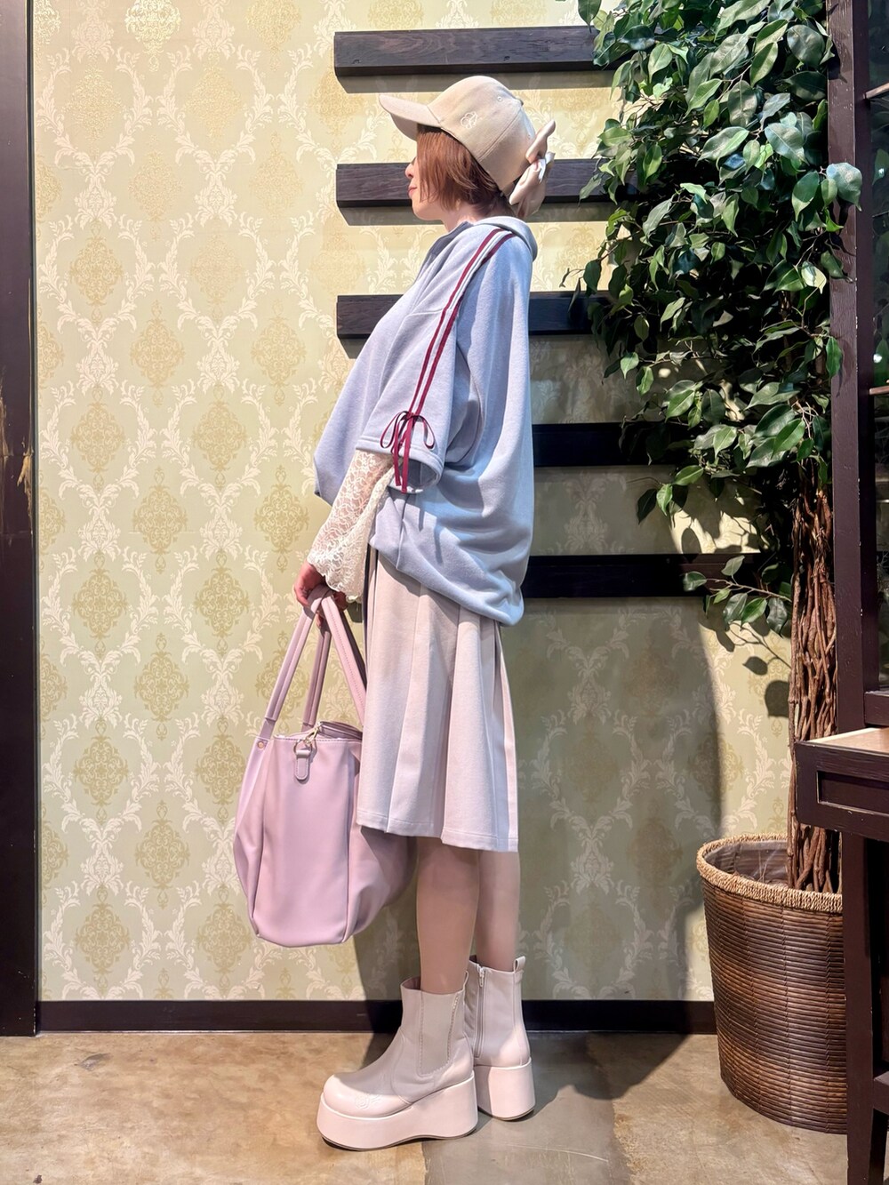 「ショルダーバッグ、大人カジュアル、最近のいい感じコーデ、お出かけコーデ、シアートップス、アウトドアスタイル、トートバッグ、スポーツミックス、春夏コーデ、キャップ、レイヤードスタイル、休日スタイル、axes femme、大人女子、リボン」|「axes femmeのロゴ刺繍バックリボンキャップ(キャップ、ベージュ系)」を使った、ハナミズキさん(レディース・158cm)の春コーディネートの2枚目の写真