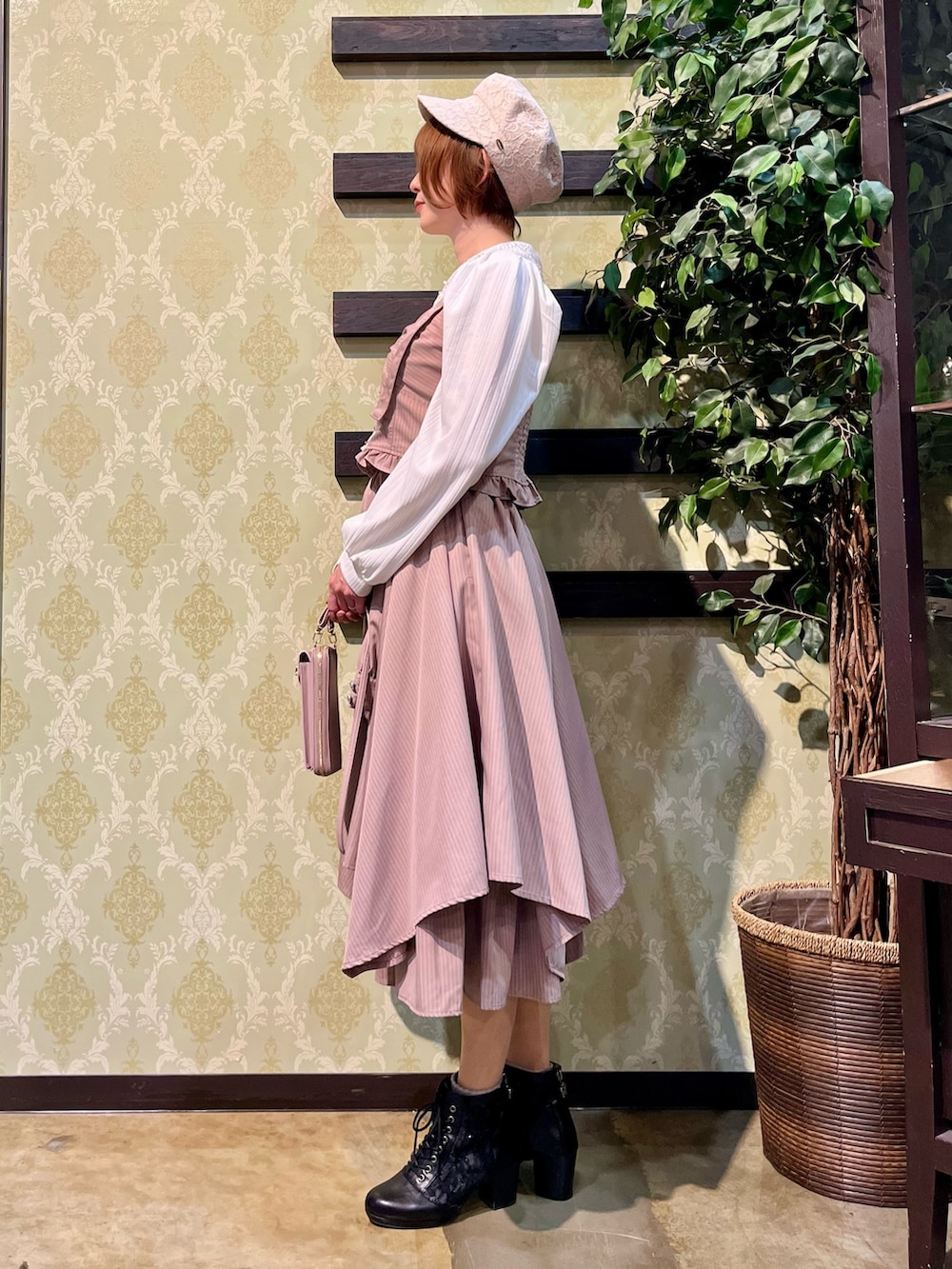 「キャップ、淡色コーデ、春色、休日スタイル、デートコーデ、ボーダー、お出かけコーデ、大人カジュアル、axes femme、大人カジュアルコーデ、春服、おでかけコーデ、セットアップコーデ、ビスチェ、セットアップ」|「axes femmeの総レースキャスケット(キャスケット、ホワイト系)」を使った、ハナミズキさん(レディース・158cm)の春コーディネートの5枚目の写真