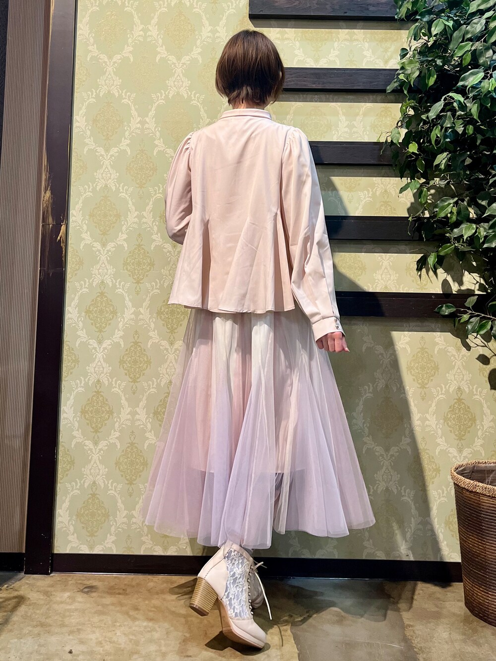 「axes femme、ジレ、春コーデ、チュールスカート、ピンクコーデ、フェミニン、大人かわいい、ブラウス、きれいめコーディネート、きれいめカジュアル、キレイめカジュアル」|「axes femmeのチュールレースアップブーツ(ブーツ、ホワイト系)」を使った、ハナミズキさん(レディース・158cm)の春コーディネートの8枚目の写真