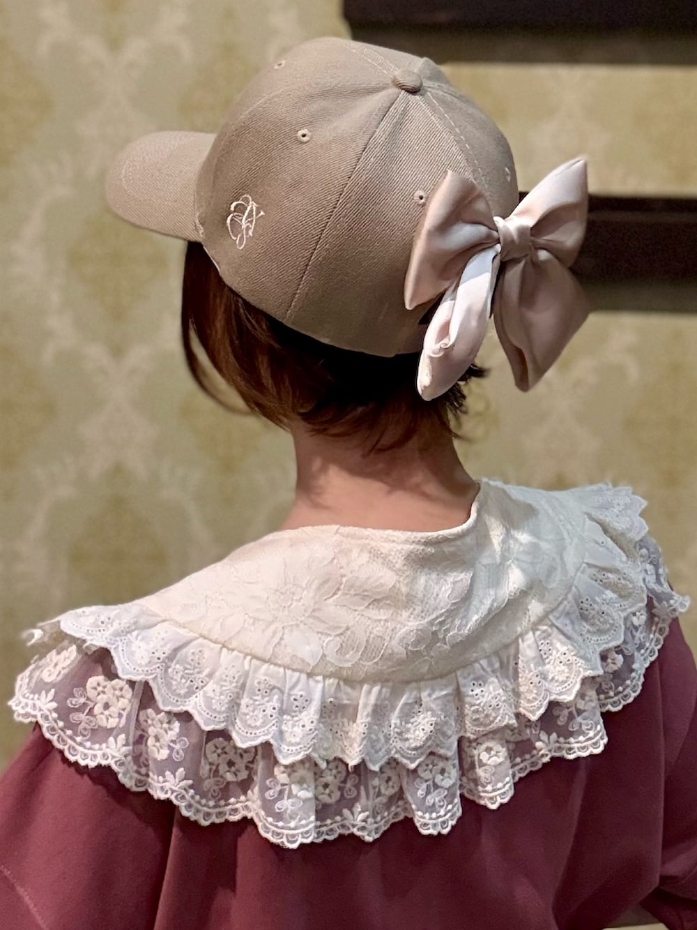 「ショルダーバッグ、ワイドパンツ、サンダル、やっぱり帽子が好き、きれいめカジュアル、休日スタイル、デニム、お出かけコーデ、リボン、デートコーデ、スポーツミックス、キャップ、axes femme、カタログ掲載アイテム_axes femme、大人カジュアルコーデ」｜「axes femmeのロゴ刺繍バックリボンキャップ（キャップ、ベージュ系）」を使った、ハナミズキさん（レディース・158cm）の春コーディネートの7枚目の写真