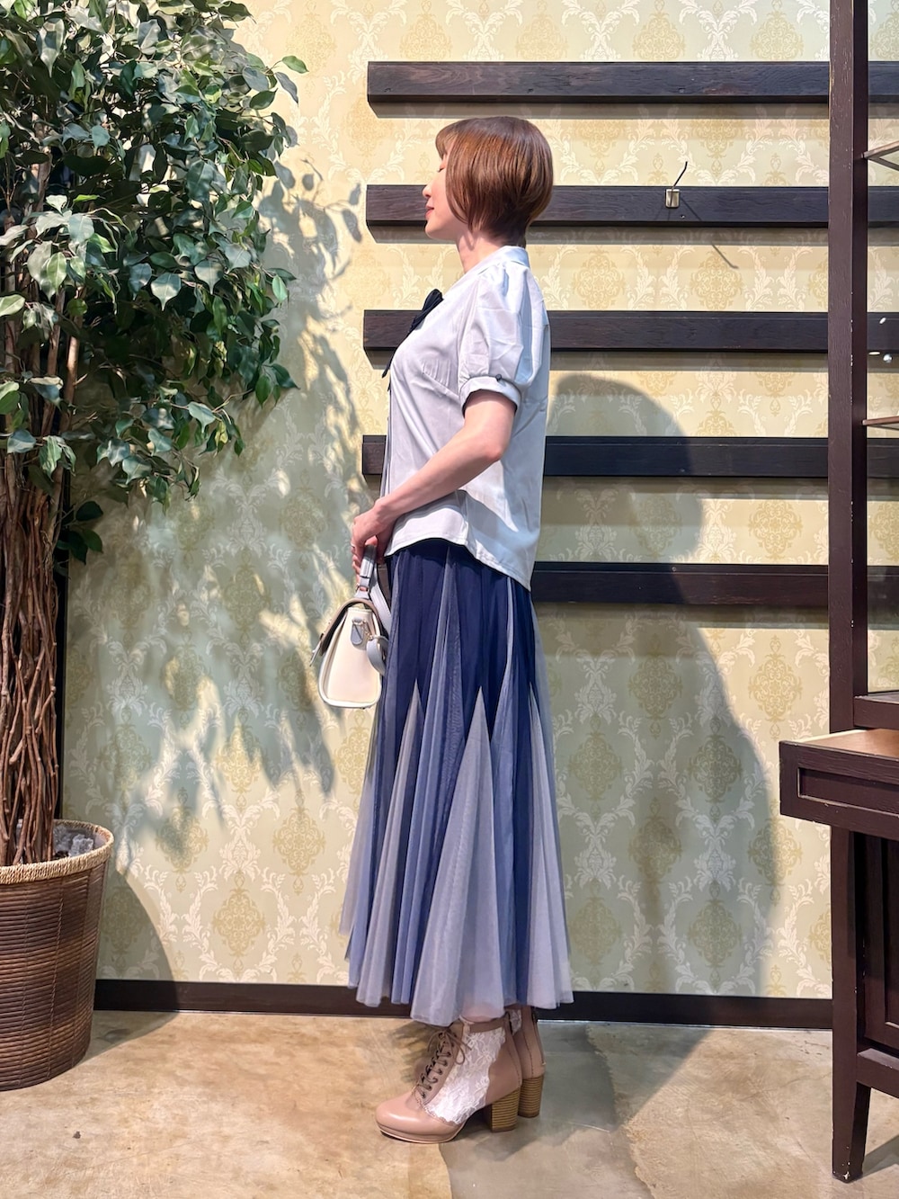 「春夏コーデ、きれいめカジュアル、休日スタイル、お出かけコーデ、ショルダーバッグ、axes femme、夏ファッション、オトナ女子、キレイめカジュアル、オトナカジュアル、大人かわいい、キレイめ、テーラードジャケット、チュールスカート、ブルーコーデ」｜「axes femmeのスカラップ刺繍ダブルジャケット（テーラードジャケット、ベージュ系）」を使った、ハナミズキさん（レディース・158cm）の春コーディネートの5枚目の写真