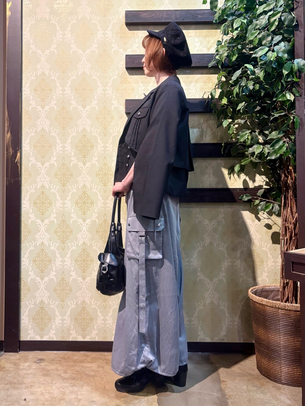 「ショルダーバッグ、大人カジュアル、最近のいい感じコーデ、モノトーン、春夏コーデ、キャップ、シンプルコーデ、レイヤードスタイル、韓国ファッション、きれいめカジュアル、休日スタイル、axes femme、パンツスタイル、おでかけコーデ、オトナ女子」｜「axes femmeの総レースキャスケット（キャスケット、ブラック系）」を使った、ハナミズキさん（レディース・158cm）の春コーディネートの2枚目の写真