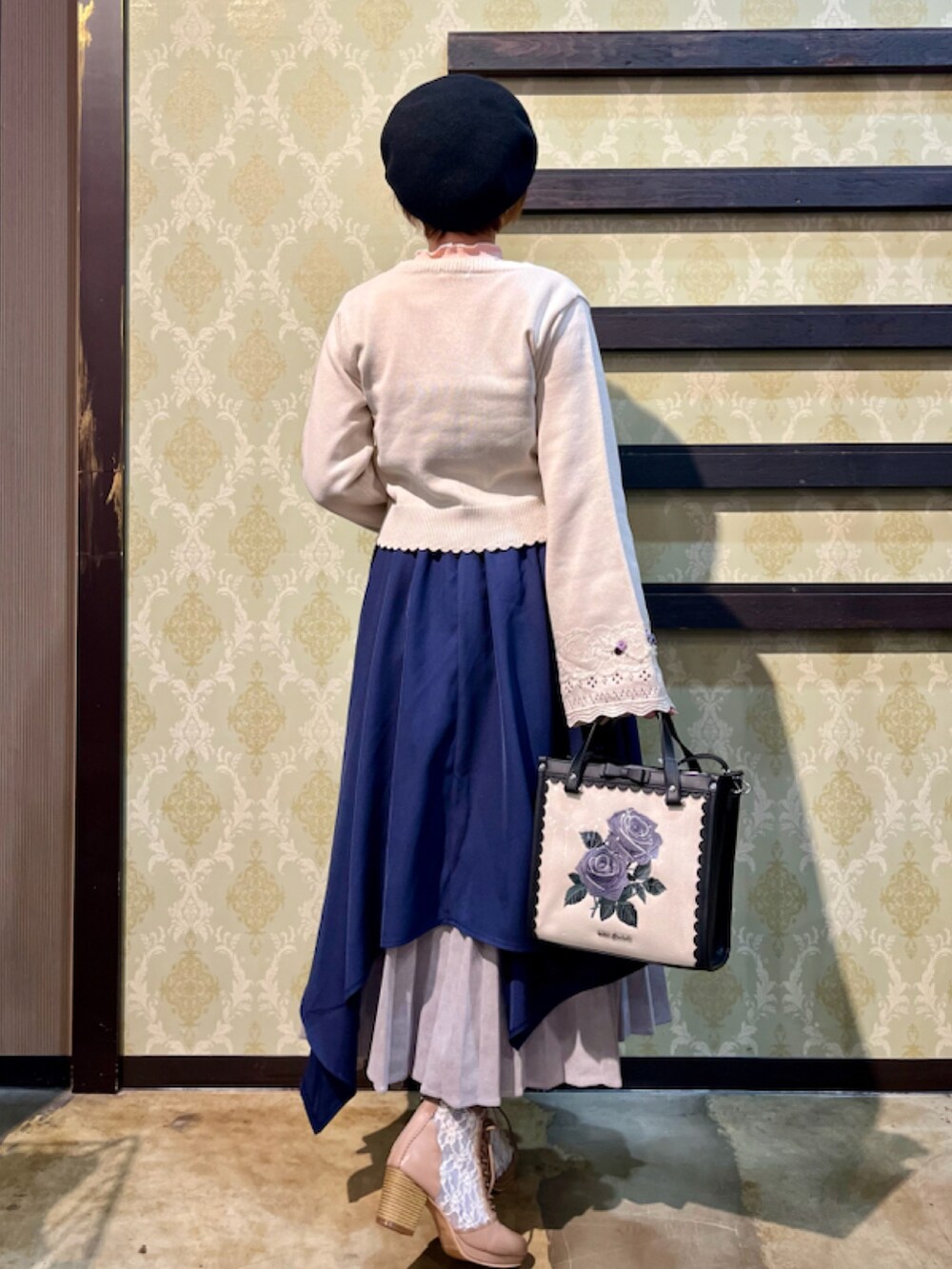 「ショルダーバッグ、休日スタイル、デートコーデ、カーディガン、お出かけコーデ、大人カジュアル、axes femme、着回しコーデ、キレイめコーデ、大人ファッション、オトナカジュアル、キレイめ、カーディガンコーデ、春」｜「axes femmeのローズ刺繍ベレー（ハンチング/ベレー帽、ブラック系）」を使った、ハナミズキさん（レディース・158cm）の春コーディネートの3枚目の写真