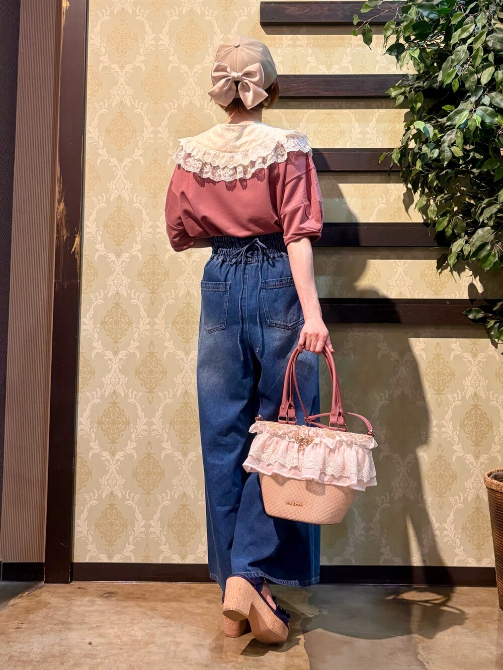 「ショルダーバッグ、ワイドパンツ、サンダル、やっぱり帽子が好き、きれいめカジュアル、休日スタイル、デニム、お出かけコーデ、リボン、デートコーデ、スポーツミックス、キャップ、axes femme、カタログ掲載アイテム_axes femme、大人カジュアルコーデ」｜「axes femmeのロゴ刺繍バックリボンキャップ（キャップ、ベージュ系）」を使った、ハナミズキさん（レディース・158cm）の春コーディネートの3枚目の写真