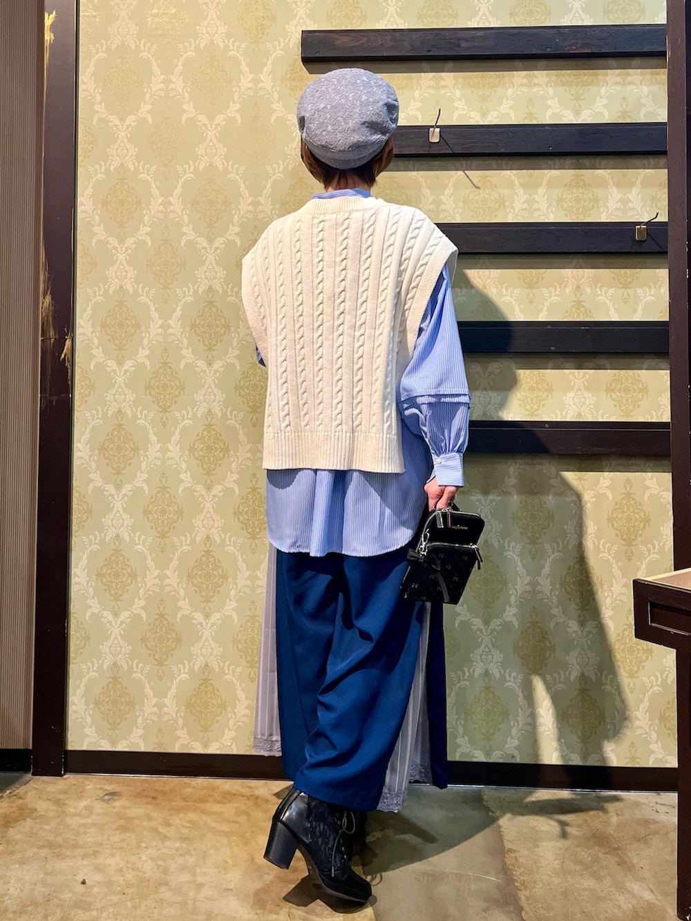 「春コーデ、axes femme、オトナカジュアル、大人かわいい、お花見コーデ、きれいめコーディネート、レイヤード、ワイドパンツ、キャスケット、きれいめカジュアル、ブラウス、ボウタイブラウス、ニット、ニットベスト、リボン」｜「axes femmeの総レースキャスケット（キャスケット、ブルー系）」を使った、ハナミズキさん（レディース・158cm）の春コーディネートの3枚目の写真