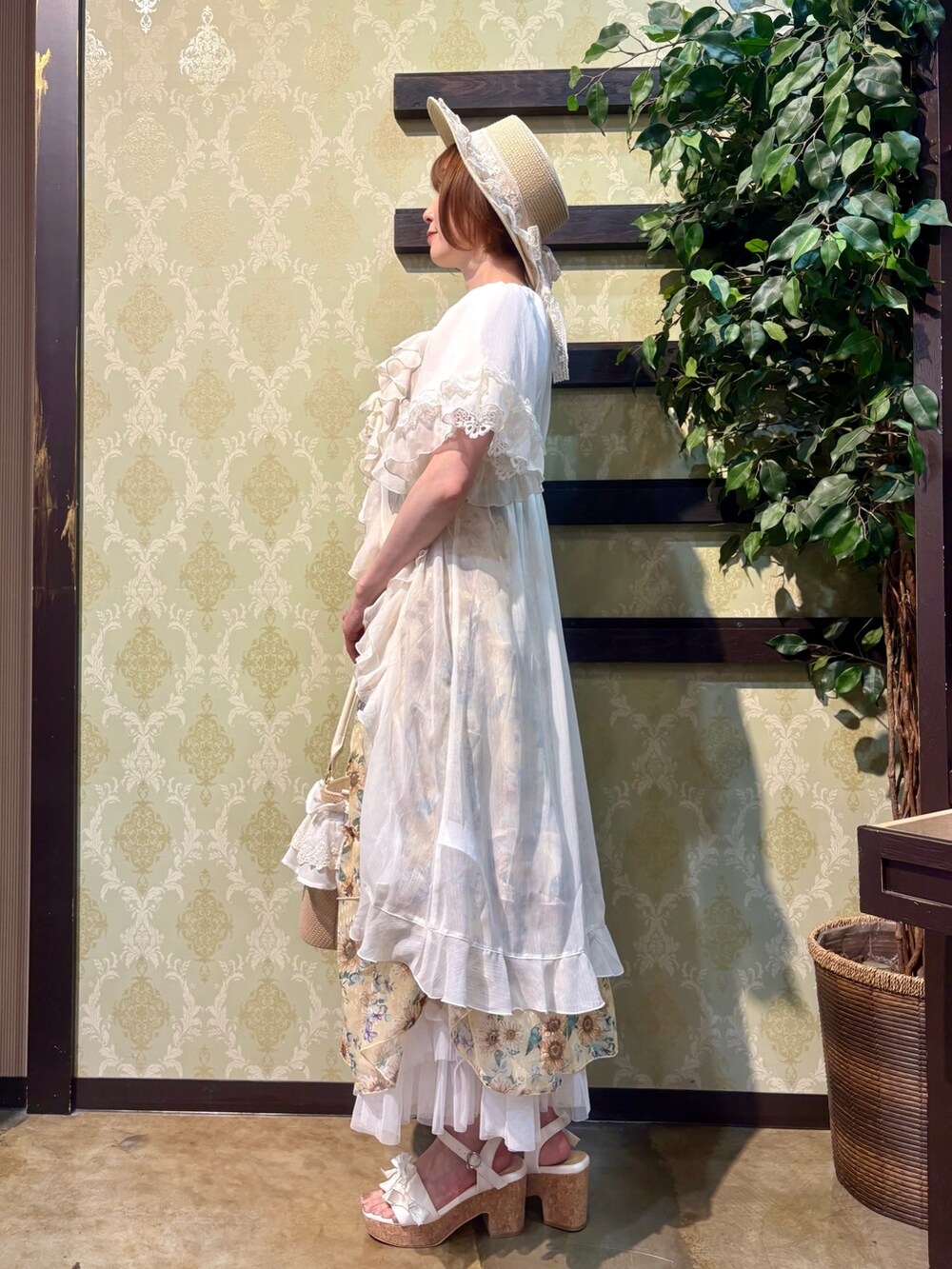 「サンダル、やっぱり帽子が好き、ショルダーバッグ、リボン、デートコーデ、ワンピース、ロングスカート、きれいめカジュアル、レイヤードスタイル、夏コーデ、axes femme、カタログ掲載アイテム_axes femme、大人かわいい、おしゃれさんと繋がりたい、フェミニンコーデ」｜「axes femmeのレースリボンフリルカンカン帽（ハット、ホワイト系）」を使った、ハナミズキさん（レディース・158cm）の夏コーディネートの5枚目の写真
