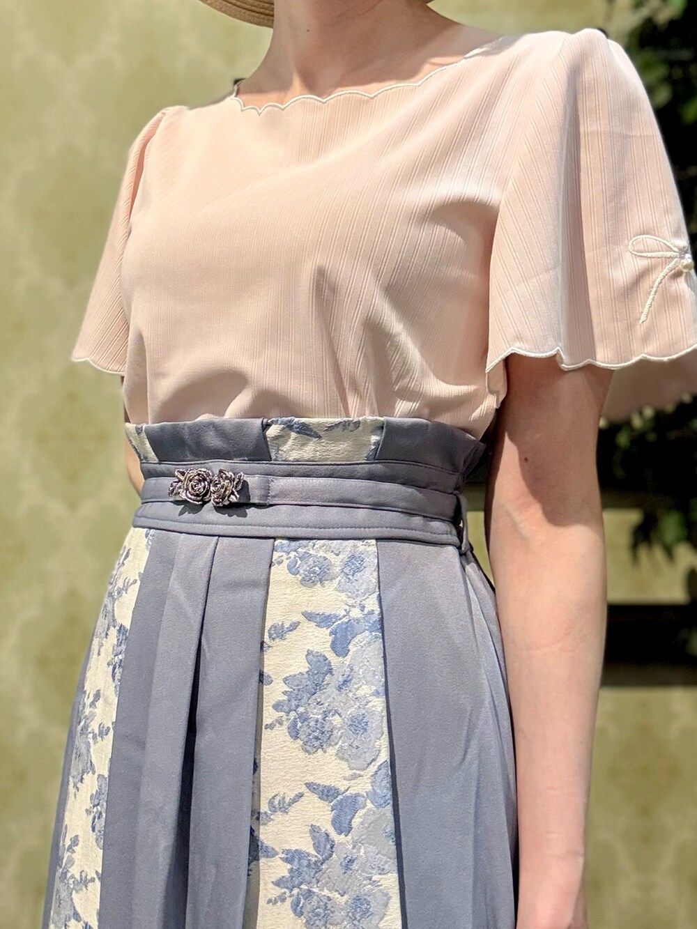 「最近のいい感じコーデ、大人カジュアル、春夏コーデ、淡色コーデ、シンプルコーデ、きれいめカジュアル、休日スタイル、お出かけコーデ、axes femme、大人カジュアルコーデ、おでかけコーデ、スカートコーデ、GWお出かけコーデ、大人可愛い、モードカジュアル」｜「axes femmeのリボン×スカラップ刺繍プルオーバー（Tシャツ/カットソー、ピンク系）」を使った、ハナミズキさん（レディース・158cm）の春コーディネートの5枚目の写真