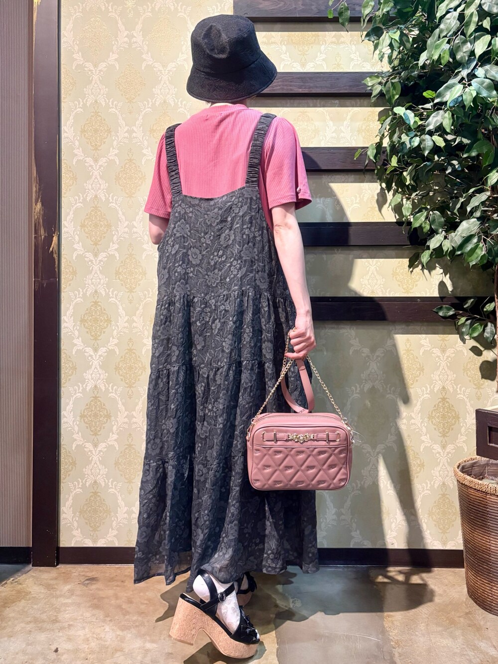 「サンダル、バケットハット、ピンクシャツ、ワンピース、ロングスカート、厚底サンダル、きれいめカジュアル、夏コーデ、ショルダーバッグ、axes femme、大人かわいい、シンプル、大人コーデ、楽チンコーデ、キレイめ」|「axes femmeの総レースUVバケハ(ハット、ブラック系)」を使った、ハナミズキさん(レディース・158cm)の夏コーディネートの3枚目の写真