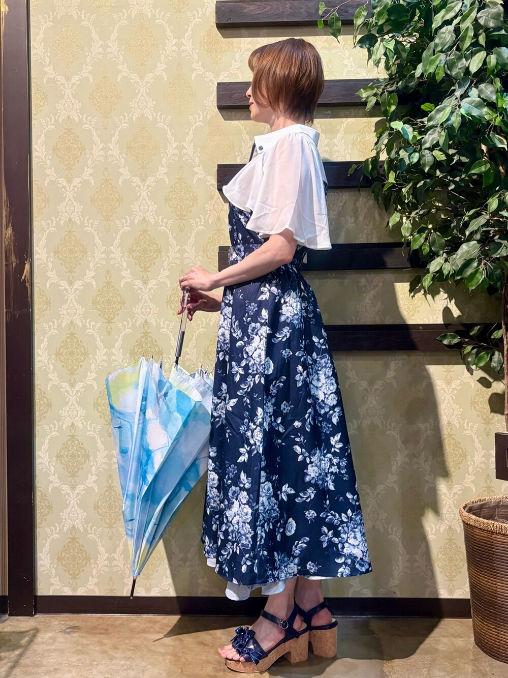 「サンダル、雨の日コーデ、休日スタイル、お出かけコーデ、デートコーデ、ワンピース、ロングスカート、きれいめカジュアル、axes femme、ラクチンコーデ、夏、おしゃれさんと繋がりたい、大人コーデ、初夏コーデ、ブルーコーデ」｜「axes femmeのグラデーションアート柄長傘（長傘、ブルー系）」を使った、ハナミズキさん（レディース・158cm）の春コーディネートの3枚目の写真