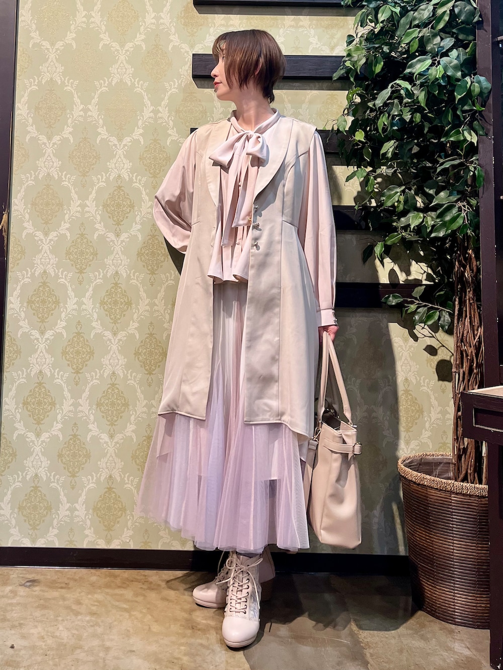 「axes femme、ジレ、春コーデ、チュールスカート、ピンクコーデ、フェミニン、大人かわいい、ブラウス、きれいめコーディネート、きれいめカジュアル、キレイめカジュアル」|「axes femmeのチュールレースアップブーツ(ブーツ、ホワイト系)」を使った、ハナミズキさん(レディース・158cm)の春コーディネートの2枚目の写真