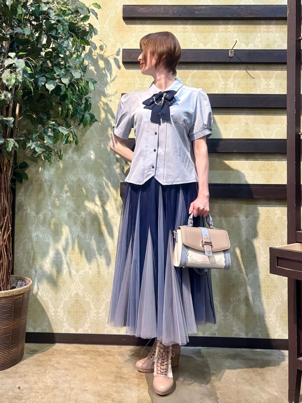 「春夏コーデ、きれいめカジュアル、休日スタイル、お出かけコーデ、ショルダーバッグ、axes femme、夏ファッション、オトナ女子、キレイめカジュアル、オトナカジュアル、大人かわいい、キレイめ、テーラードジャケット、チュールスカート、ブルーコーデ」｜「axes femmeのスカラップ刺繍ダブルジャケット（テーラードジャケット、ベージュ系）」を使った、ハナミズキさん（レディース・158cm）の春コーディネートの4枚目の写真