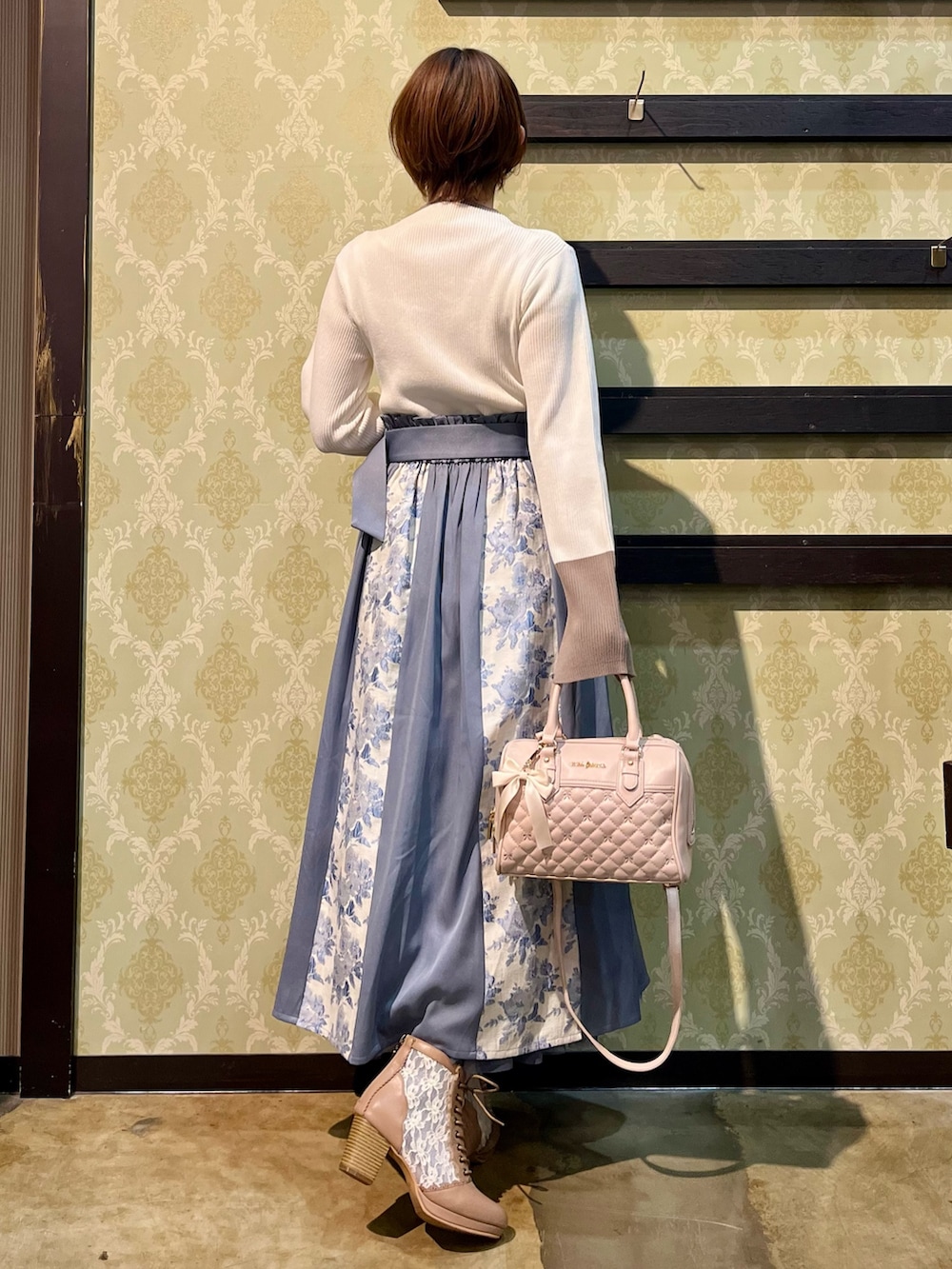 「春コーデ、春めき満開コーデ、axes femme、オトナカジュアル、大人かわいい、春服コーデ、お花見コーデ、おでかけコーデ、きれいめコーディネート、スプリングコート、大人可愛い、きれいめカジュアル、キレイめカジュアル、春アウター」｜「axes femmeのケープ風フレアスリーブコート（ダッフルコート、ブラウン系）」を使った、ハナミズキさん（レディース・158cm）の春コーディネートの4枚目の写真