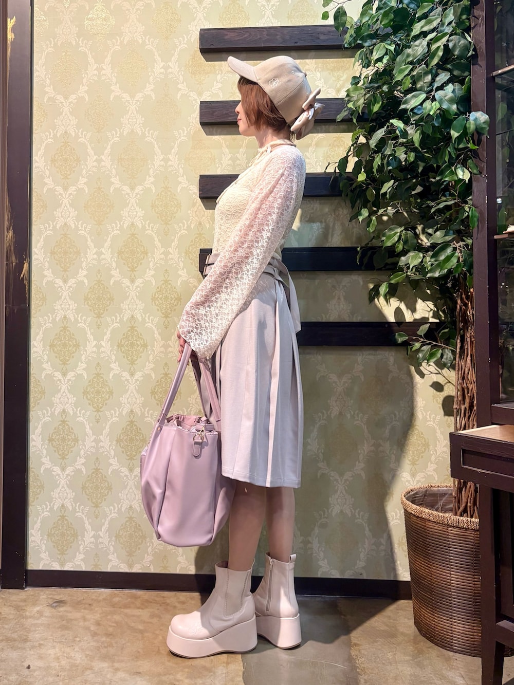 「ショルダーバッグ、大人カジュアル、最近のいい感じコーデ、お出かけコーデ、シアートップス、アウトドアスタイル、トートバッグ、スポーツミックス、春夏コーデ、キャップ、レイヤードスタイル、休日スタイル、axes femme、大人女子、リボン」|「axes femmeのロゴ刺繍バックリボンキャップ(キャップ、ベージュ系)」を使った、ハナミズキさん(レディース・158cm)の春コーディネートの5枚目の写真