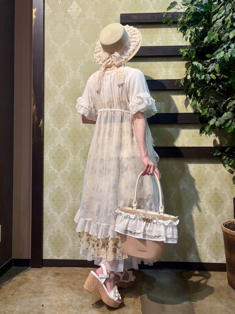 「サンダル、やっぱり帽子が好き、ショルダーバッグ、リボン、デートコーデ、ワンピース、ロングスカート、きれいめカジュアル、レイヤードスタイル、夏コーデ、axes femme、カタログ掲載アイテム_axes femme、大人かわいい、おしゃれさんと繋がりたい、フェミニンコーデ」｜「axes femmeのレースリボンフリルカンカン帽（ハット、ホワイト系）」を使った、ハナミズキさん（レディース・158cm）の夏コーディネートの6枚目の写真