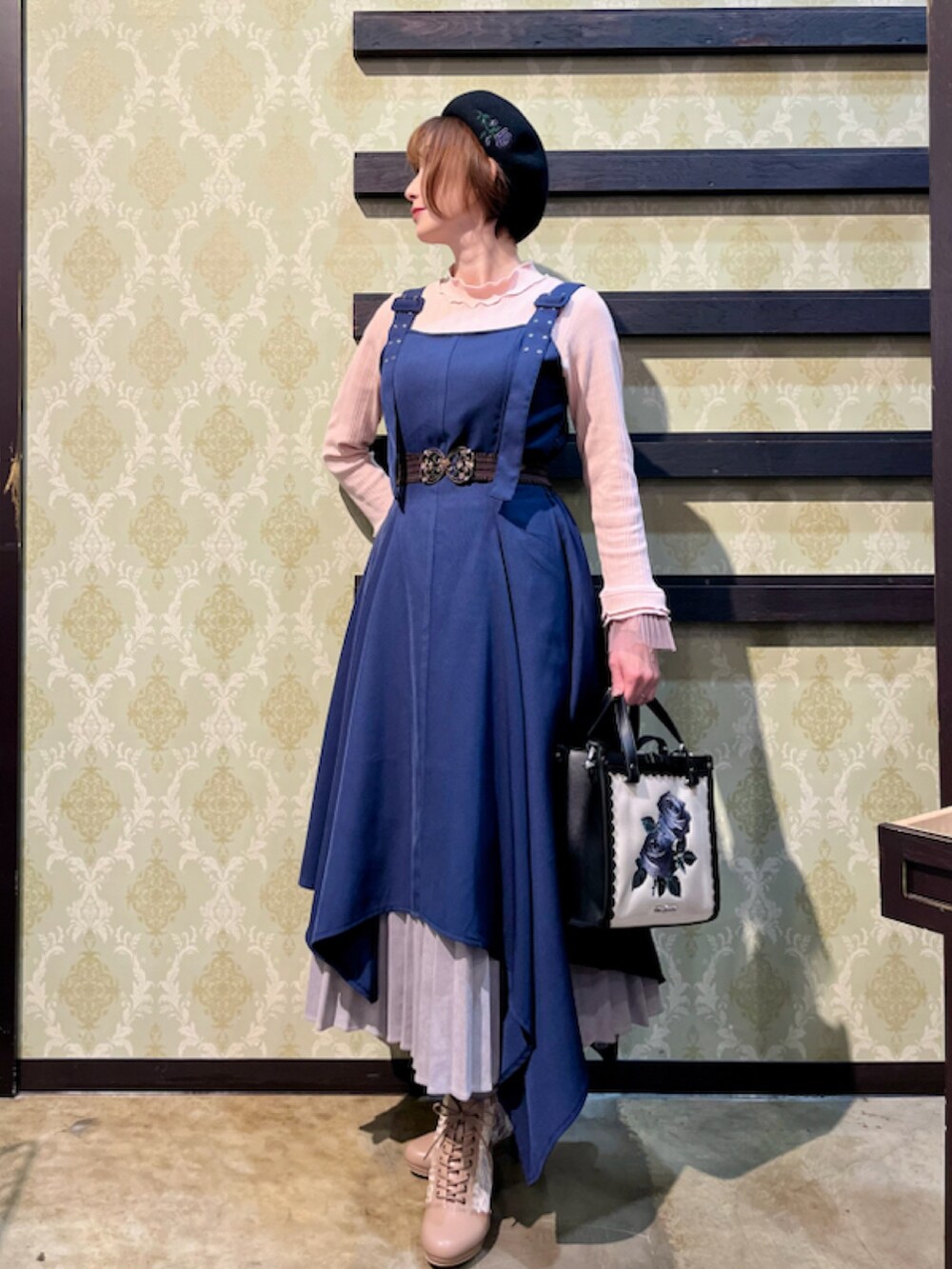 「ショルダーバッグ、休日スタイル、デートコーデ、カーディガン、お出かけコーデ、大人カジュアル、axes femme、着回しコーデ、キレイめコーデ、大人ファッション、オトナカジュアル、キレイめ、カーディガンコーデ、春」｜「axes femmeのローズ刺繍ベレー（ハンチング/ベレー帽、ブラック系）」を使った、ハナミズキさん（レディース・158cm）の春コーディネートの4枚目の写真