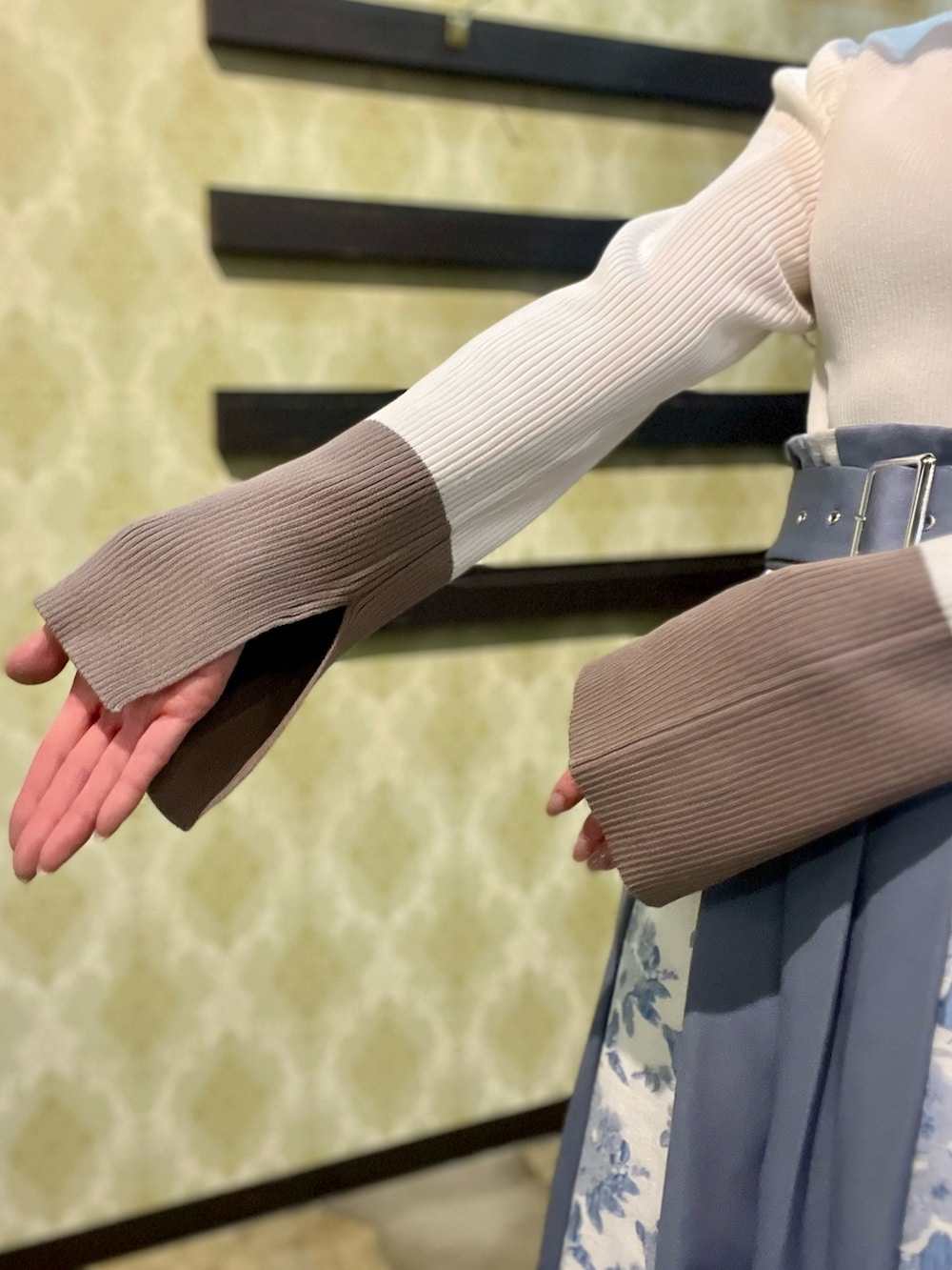 「春コーデ、春めき満開コーデ、axes femme、オトナカジュアル、大人かわいい、春服コーデ、お花見コーデ、おでかけコーデ、きれいめコーディネート、スプリングコート、大人可愛い、きれいめカジュアル、キレイめカジュアル、春アウター」｜「axes femmeのケープ風フレアスリーブコート（ダッフルコート、ブラウン系）」を使った、ハナミズキさん（レディース・158cm）の春コーディネートの10枚目の写真
