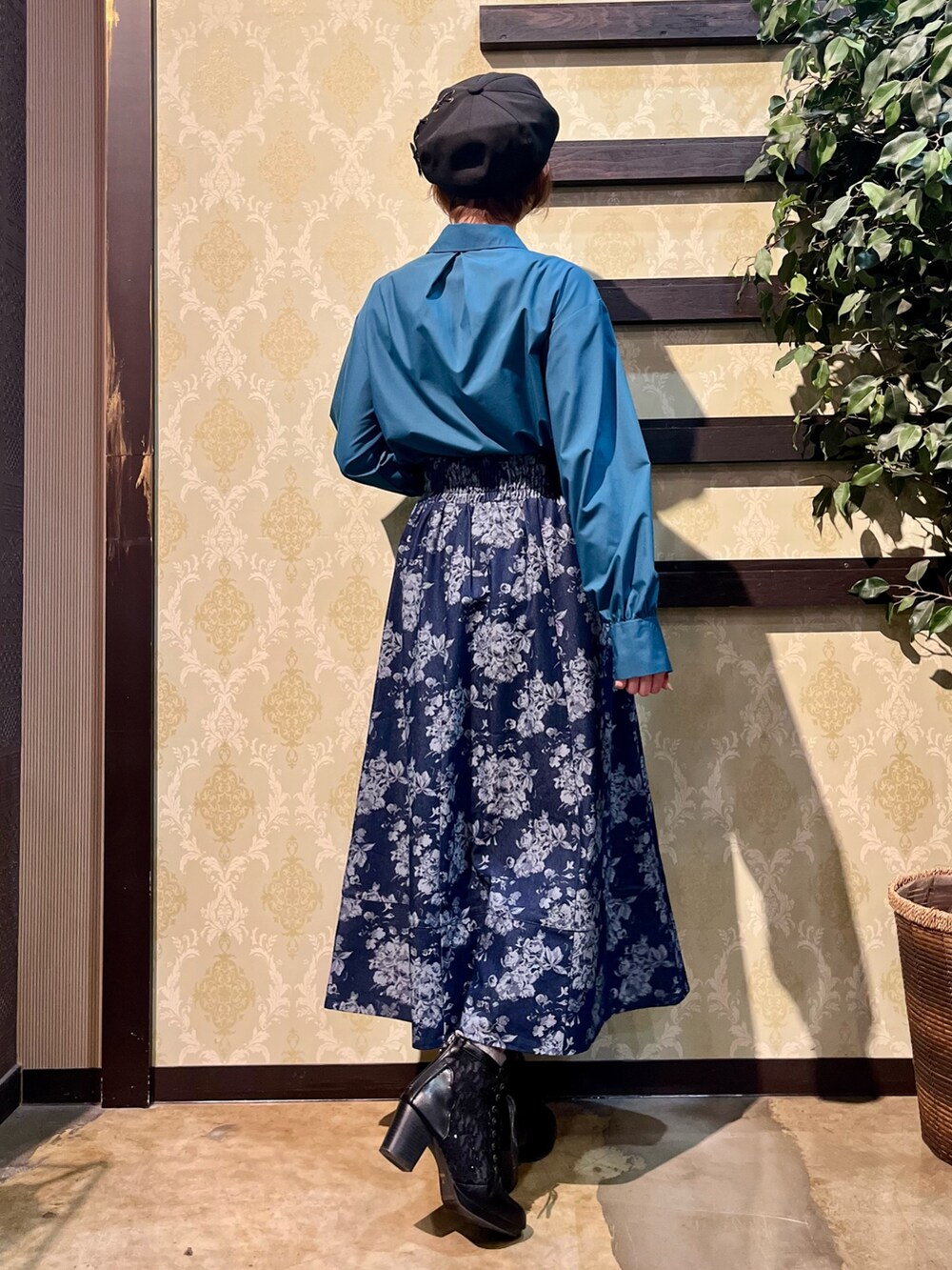 「テーラードジャケット、axes femme、大人可愛い、大人女子、おしゃれさんと繋がりたい、デニムコーデ、きれいめコーディネート、大人かわいい、帽子、大人カジュアル、デートコーデ」｜「axes femmeのジップ付ブーケデニムスカート（デニムスカート、ブルー系）」を使った、ハナミズキさん（レディース・158cm）の春コーディネートの6枚目の写真