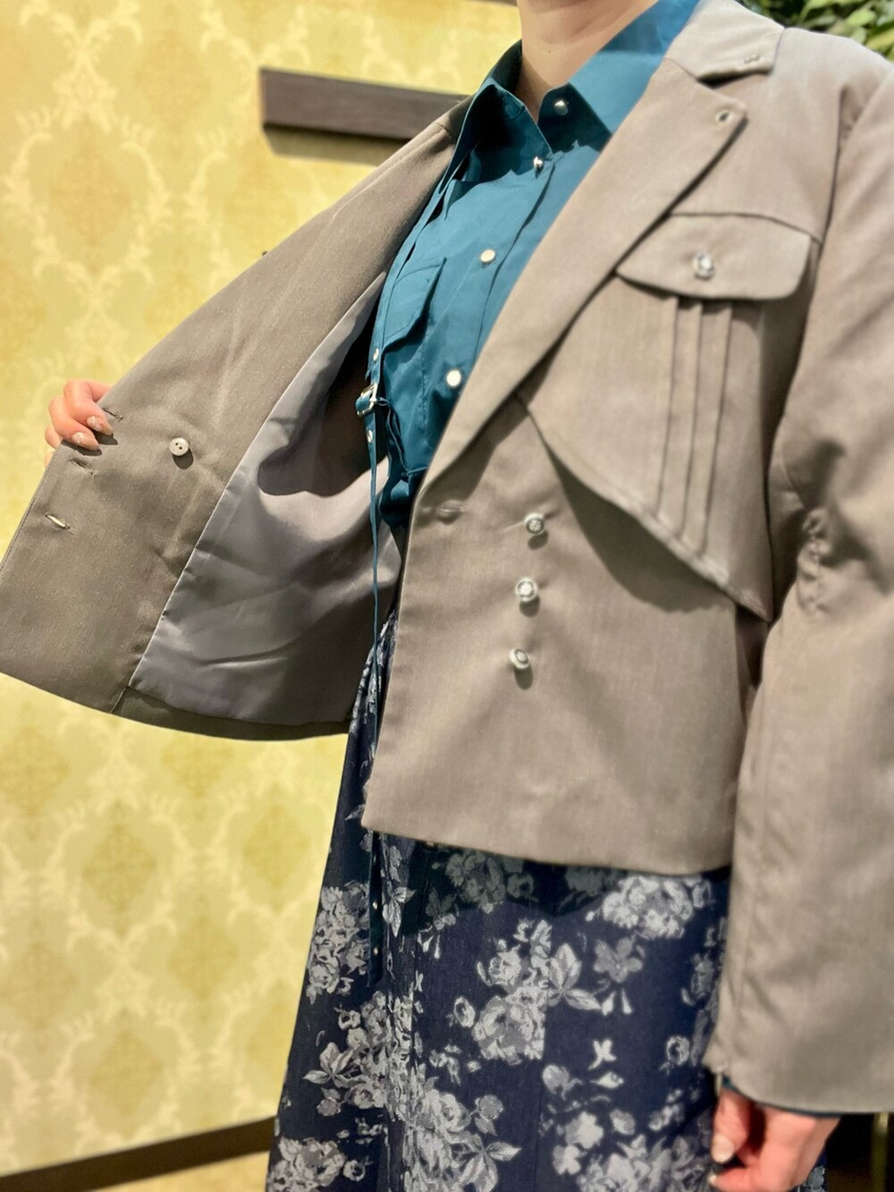「テーラードジャケット、axes femme、大人可愛い、大人女子、おしゃれさんと繋がりたい、デニムコーデ、きれいめコーディネート、大人かわいい、帽子、大人カジュアル、デートコーデ」｜「axes femmeのジップ付ブーケデニムスカート（デニムスカート、ブルー系）」を使った、ハナミズキさん（レディース・158cm）の春コーディネートの9枚目の写真