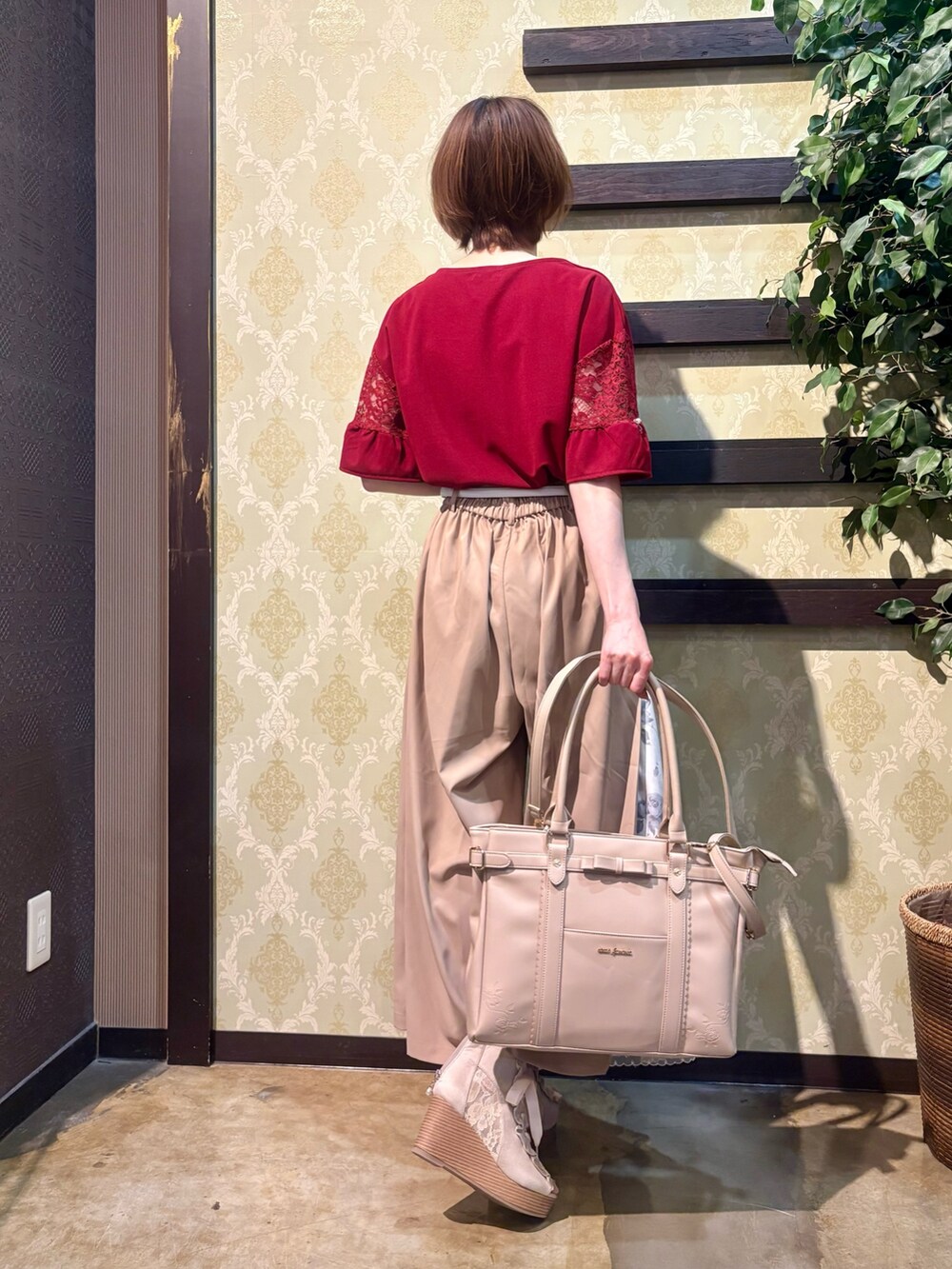 「大人カジュアル、最近のいい感じコーデ、トートバッグ、シンプルコーデ、きれいめカジュアル、axes femme、シンプルスタイル、大人かわいい、夏、フェミニンコーデ、パンツスタイル、ネックレス、レース、レースアップシューズ、おでかけコーデ」|「axes femmeの袖レース切替カットプルオーバー(Tシャツ/カットソー、レッド系)」を使った、ハナミズキさん(レディース・158cm)の春コーディネートの3枚目の写真