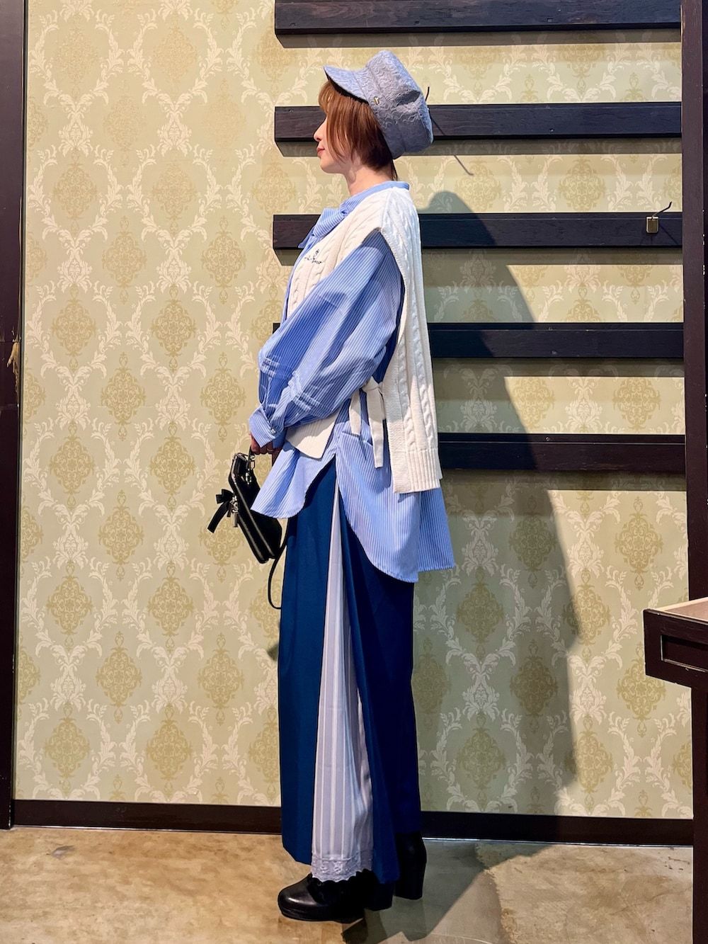 「春コーデ、axes femme、オトナカジュアル、大人かわいい、お花見コーデ、きれいめコーディネート、レイヤード、ワイドパンツ、キャスケット、きれいめカジュアル、ブラウス、ボウタイブラウス、ニット、ニットベスト、リボン」｜「axes femmeの総レースキャスケット（キャスケット、ブルー系）」を使った、ハナミズキさん（レディース・158cm）の春コーディネートの2枚目の写真