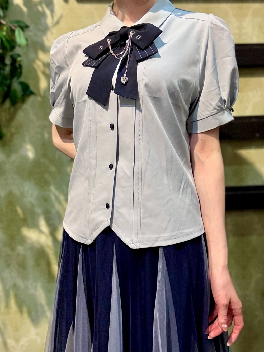 「春夏コーデ、きれいめカジュアル、休日スタイル、お出かけコーデ、ショルダーバッグ、axes femme、夏ファッション、オトナ女子、キレイめカジュアル、オトナカジュアル、大人かわいい、キレイめ、テーラードジャケット、チュールスカート、ブルーコーデ」｜「axes femmeのスカラップ刺繍ダブルジャケット（テーラードジャケット、ベージュ系）」を使った、ハナミズキさん（レディース・158cm）の春コーディネートの8枚目の写真