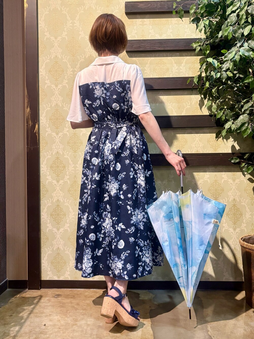「サンダル、雨の日コーデ、休日スタイル、お出かけコーデ、デートコーデ、ワンピース、ロングスカート、きれいめカジュアル、axes femme、ラクチンコーデ、夏、おしゃれさんと繋がりたい、大人コーデ、初夏コーデ、ブルーコーデ」｜「axes femmeのグラデーションアート柄長傘（長傘、ブルー系）」を使った、ハナミズキさん（レディース・158cm）の春コーディネートの4枚目の写真