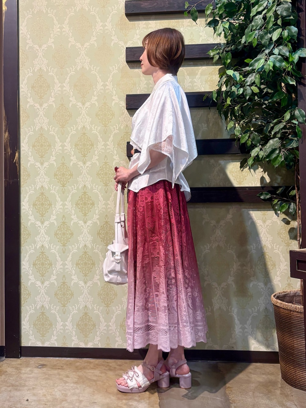 「白シャツ、ショルダーバッグ、サンダル、シャツスタイル、休日スタイル、お出かけコーデ、デートコーデ、ロングスカート、きれいめカジュアル、axes femme、カタログ掲載アイテム_axes femme、夏、シャツ、おしゃれさんと繋がりたい、オトナカジュアル」|「axes femmeのビジュー×蝶レースタンク(タンクトップ、ホワイト系)」を使った、ハナミズキさん(レディース・158cm)の春コーディネートの2枚目の写真