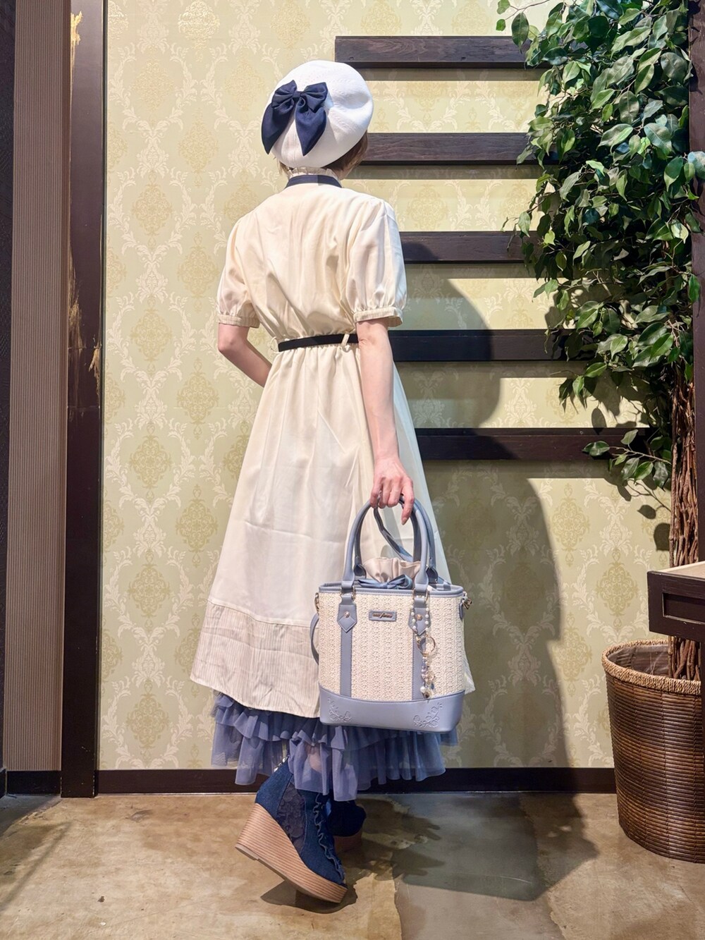 「レイヤードスタイル、サンダル、最近のいい感じコーデ、春夏コーデ、シンプルコーデ、ワンピース、きれいめカジュアル、休日スタイル、お出かけコーデ、ショルダーバッグ、リボン、axes femme、キレイめコーデ、オトナカワイイ、オトナ女子」|「axes femmeの晴雨兼用プリントパゴダ傘(長傘、その他)」を使った、ハナミズキさん(レディース・158cm)の春コーディネートの4枚目の写真