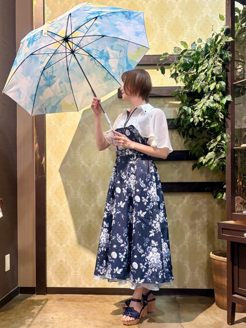 「サンダル、雨の日コーデ、休日スタイル、お出かけコーデ、デートコーデ、ワンピース、ロングスカート、きれいめカジュアル、axes femme、ラクチンコーデ、夏、おしゃれさんと繋がりたい、大人コーデ、初夏コーデ、ブルーコーデ」｜「axes femmeのグラデーションアート柄長傘（長傘、ブルー系）」を使った、ハナミズキさん（レディース・158cm）の春コーディネートの9枚目の写真