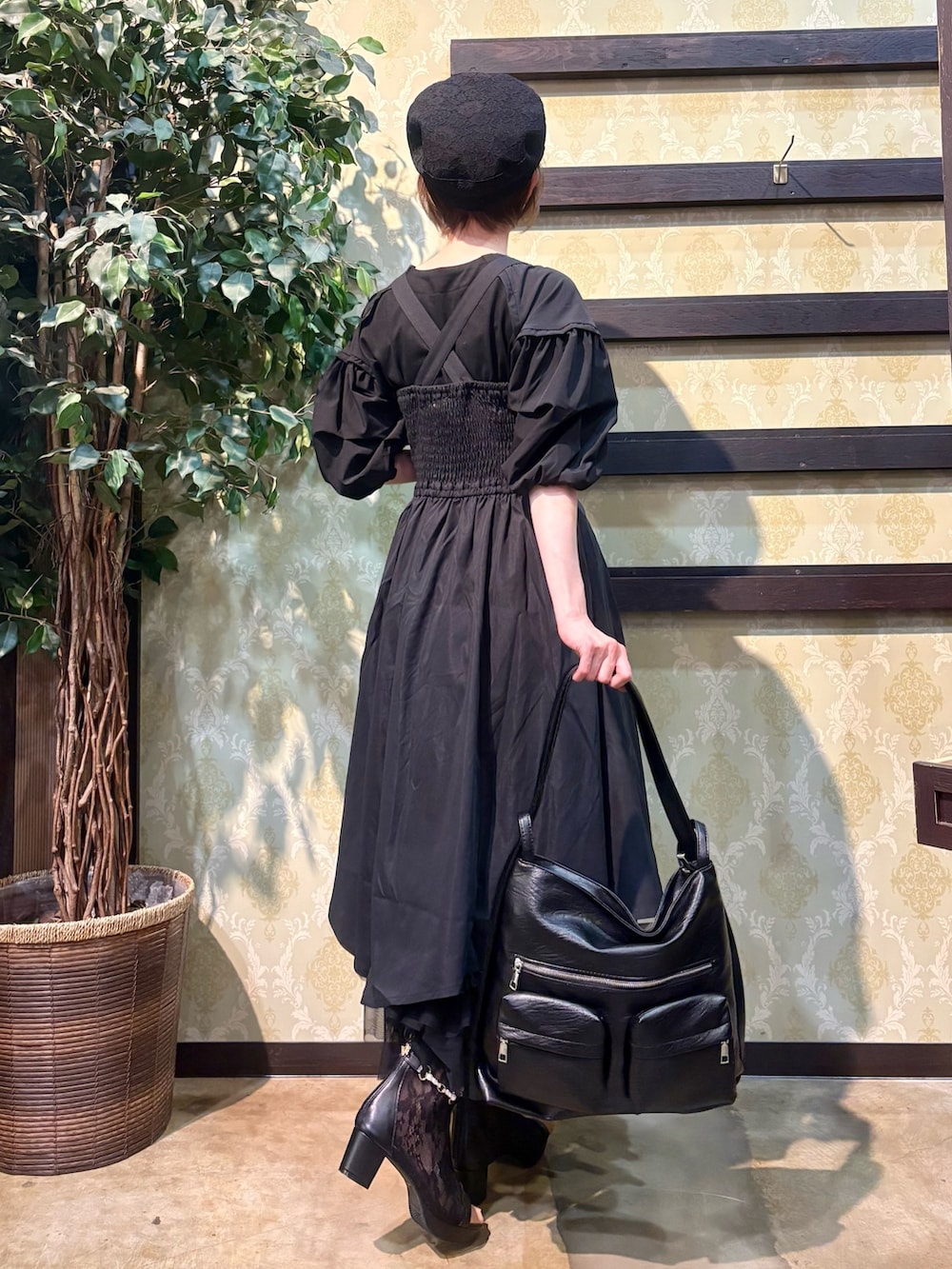 「レイヤードスタイル、春夏コーデ、キャップ、シンプルコーデ、ワンピース、きれいめカジュアル、休日スタイル、お出かけコーデ、ショルダーバッグ、モノトーン、トートバッグ、axes femme、キレイめコーデ、オトナカワイイ、キレイめ」｜「axes femmeの総レースキャスケット（キャスケット、ブラック系）」を使った、ハナミズキさん（レディース・158cm）の春コーディネートの3枚目の写真