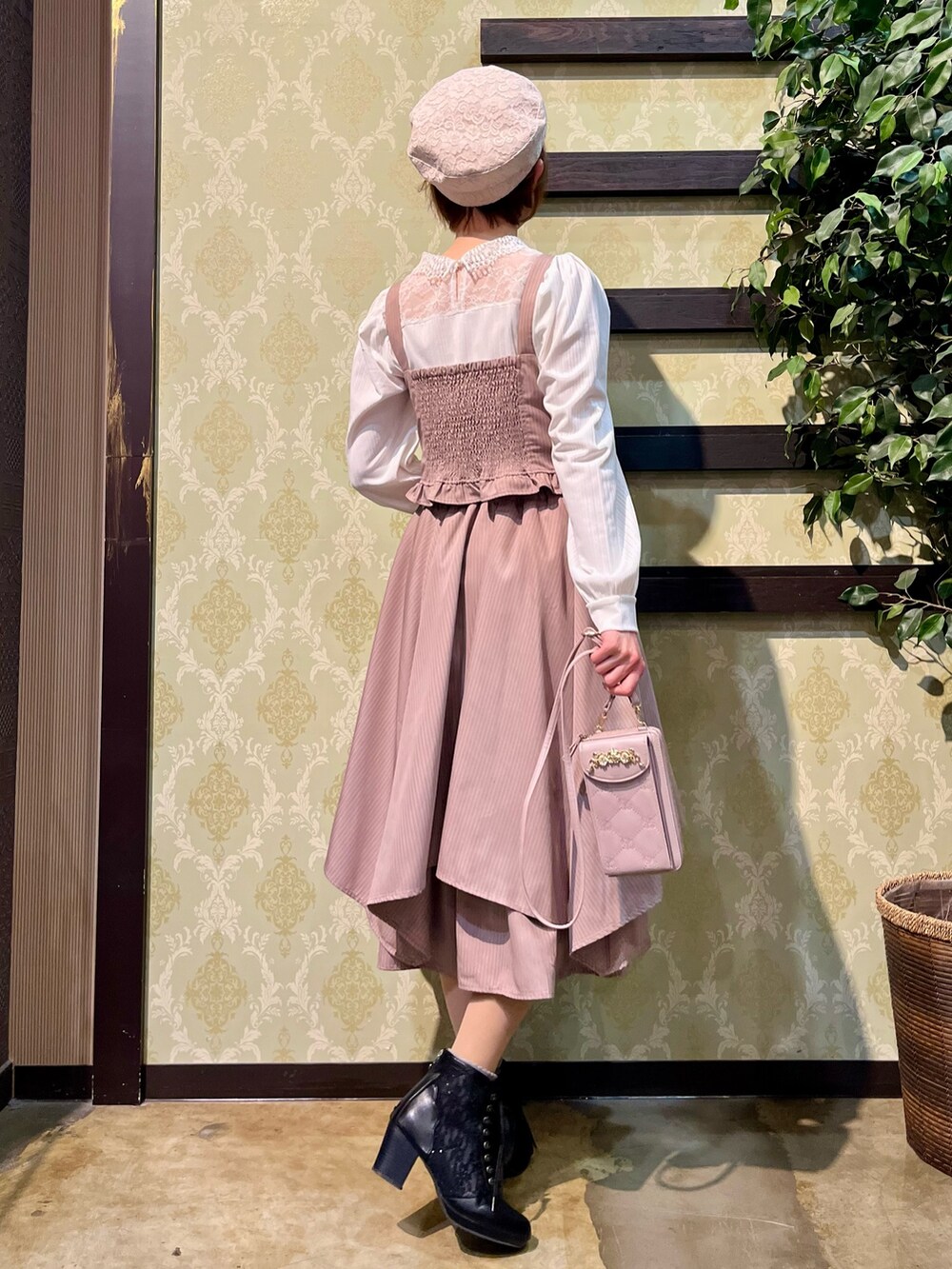 「キャップ、淡色コーデ、春色、休日スタイル、デートコーデ、ボーダー、お出かけコーデ、大人カジュアル、axes femme、大人カジュアルコーデ、春服、おでかけコーデ、セットアップコーデ、ビスチェ、セットアップ」|「axes femmeの総レースキャスケット(キャスケット、ホワイト系)」を使った、ハナミズキさん(レディース・158cm)の春コーディネートの6枚目の写真