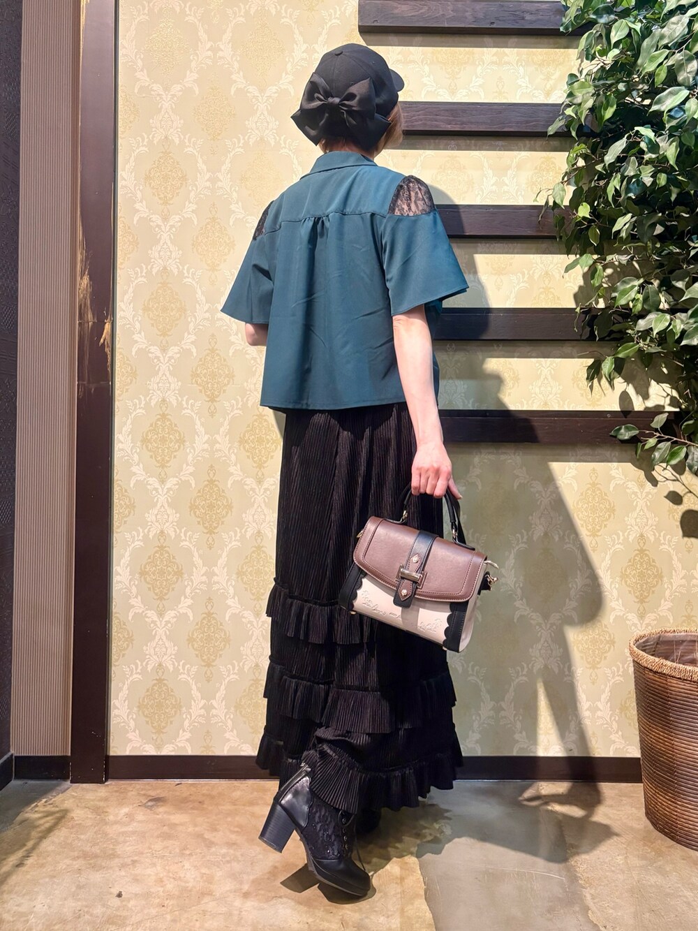 「ショルダーバッグ、大人カジュアル、最近のいい感じコーデ、リボン、スポーツミックス、春夏コーデ、キャップ、シンプルコーデ、きれいめカジュアル、休日スタイル、axes femme、シンプルスタイル、大人かわいい、レース、シャツスタイル」｜「axes femmeのロゴ刺繍バックリボンキャップ（キャップ、ブラック系）」を使った、ハナミズキさん（レディース・158cm）の春コーディネートの3枚目の写真