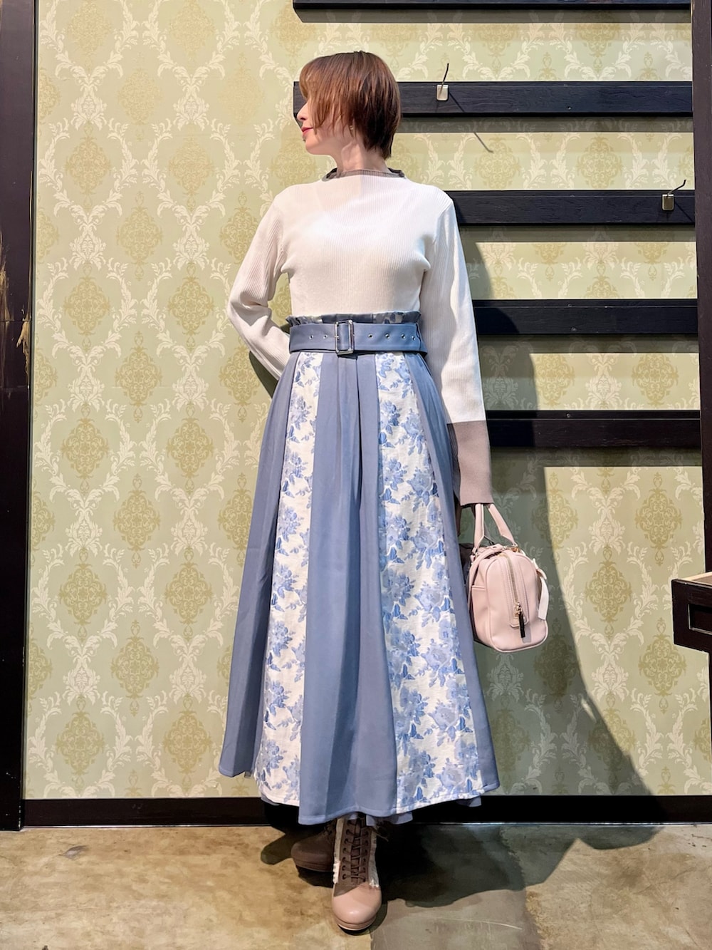 「春コーデ、春めき満開コーデ、axes femme、オトナカジュアル、大人かわいい、春服コーデ、お花見コーデ、おでかけコーデ、きれいめコーディネート、スプリングコート、大人可愛い、きれいめカジュアル、キレイめカジュアル、春アウター」｜「axes femmeのケープ風フレアスリーブコート（ダッフルコート、ブラウン系）」を使った、ハナミズキさん（レディース・158cm）の春コーディネートの2枚目の写真