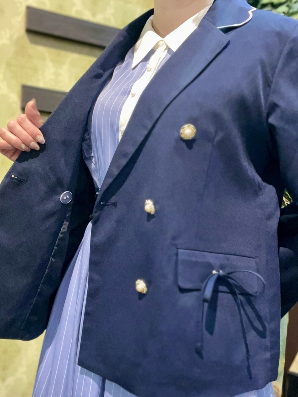 「ジャケット、春コーデ、春めき満開コーデ、axes femme、大人可愛い、大人かわいい、ワンピース、レイヤードスタイル、きれいめカジュアル」｜「axes femmeのスカラップ刺繍ダブルジャケット（テーラードジャケット、ブルー系）」を使った、ハナミズキさん（レディース・158cm）の春コーディネートの7枚目の写真