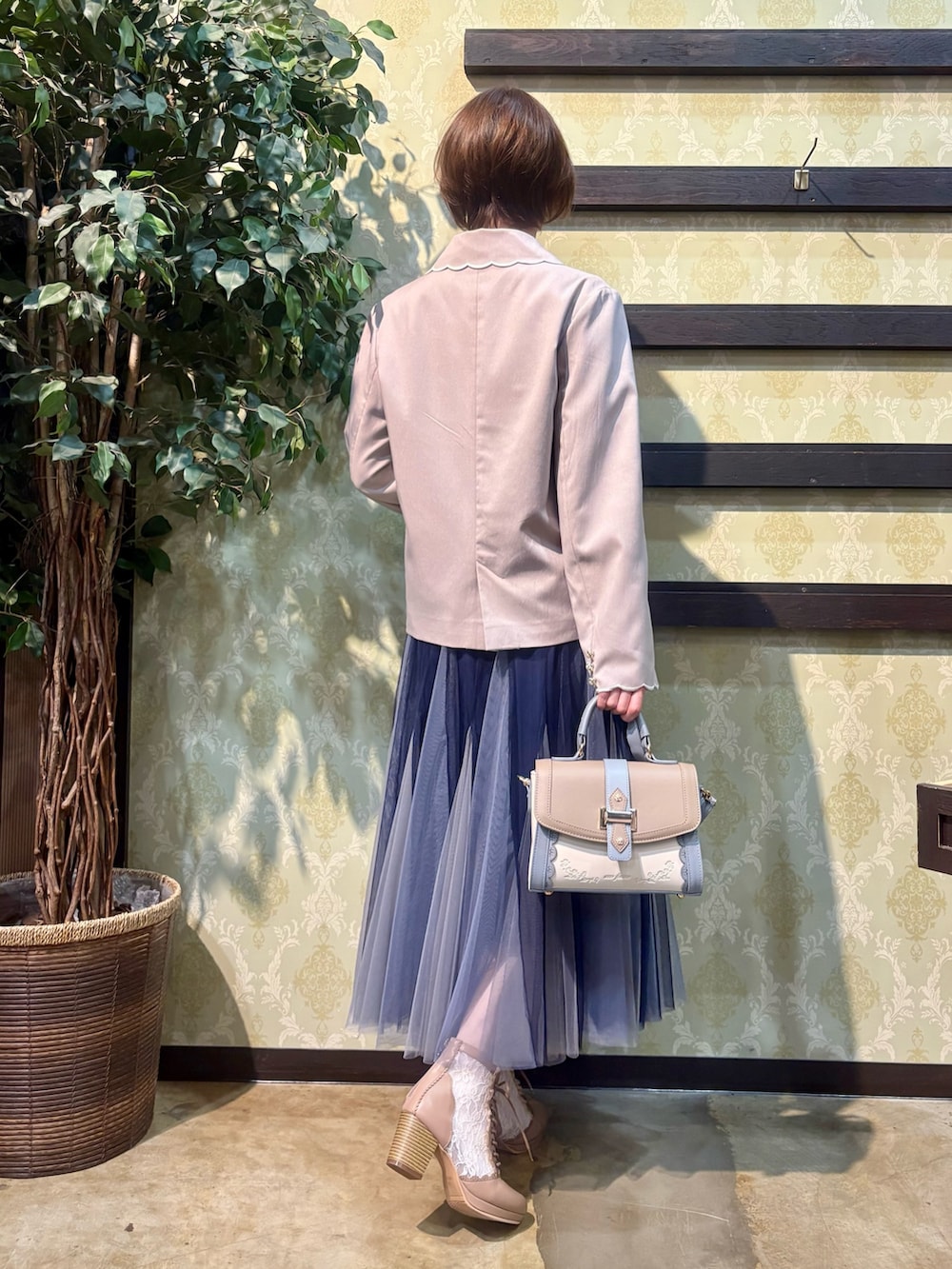 「春夏コーデ、きれいめカジュアル、休日スタイル、お出かけコーデ、ショルダーバッグ、axes femme、夏ファッション、オトナ女子、キレイめカジュアル、オトナカジュアル、大人かわいい、キレイめ、テーラードジャケット、チュールスカート、ブルーコーデ」｜「axes femmeのスカラップ刺繍ダブルジャケット（テーラードジャケット、ベージュ系）」を使った、ハナミズキさん（レディース・158cm）の春コーディネートの3枚目の写真