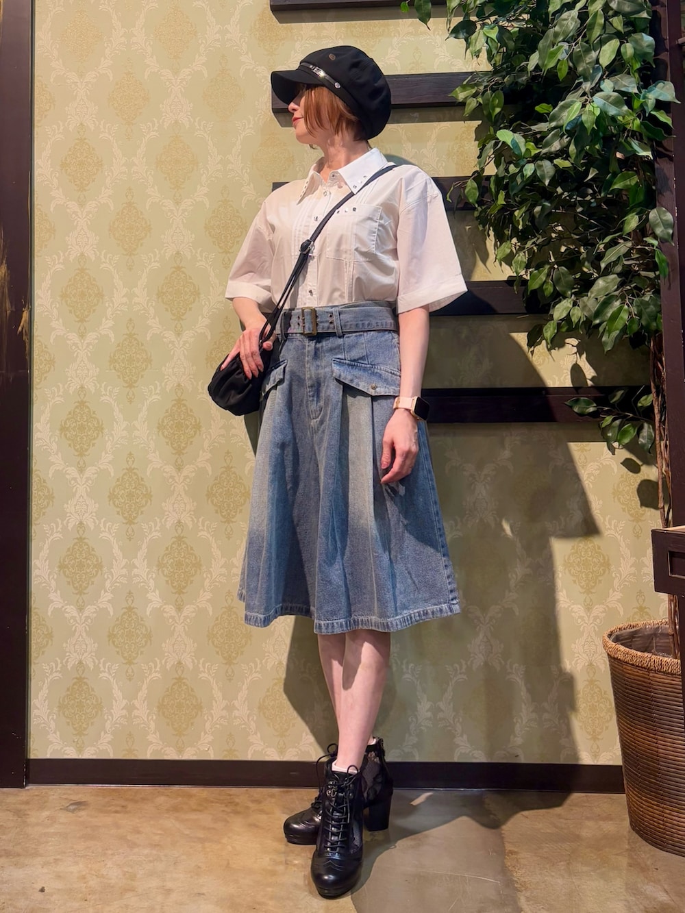 「デニム、デニムハーフパンツ、夏ルックで気分アップ、キャップ、夏コーデ、ショルダーバッグ、お出かけコーデ、axes femme、夏ファッション、オトナカジュアル、パンツスタイル、デニムコーデ」｜「axes femmeのベルトラインキャスケット（キャスケット、ブラック系）」を使った、ハナミズキさん（レディース・158cm）の夏コーディネートの9枚目の写真