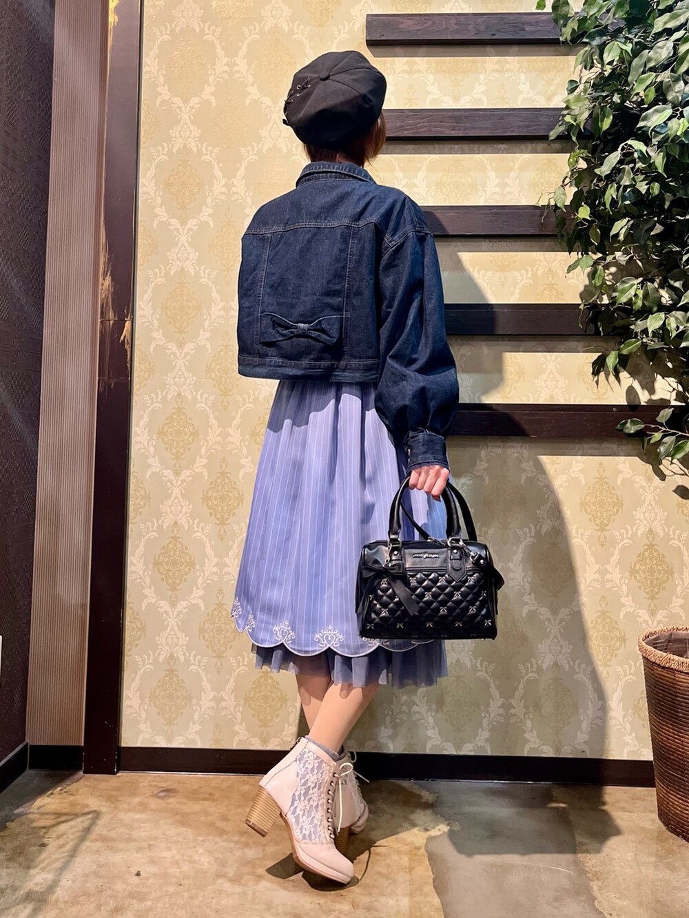 「ジャケット、春コーデ、春めき満開コーデ、axes femme、オトナカジュアル、おでかけコーデ、春服コーデ、お花見コーデ、デニム、デニムジャケット、ワンピース、ワンピース×デニム、レイヤードスタイル」｜「axes femmeのチュールレースアップブーツ（ブーツ、ホワイト系）」を使った、ハナミズキさん（レディース・158cm）の春コーディネートの3枚目の写真