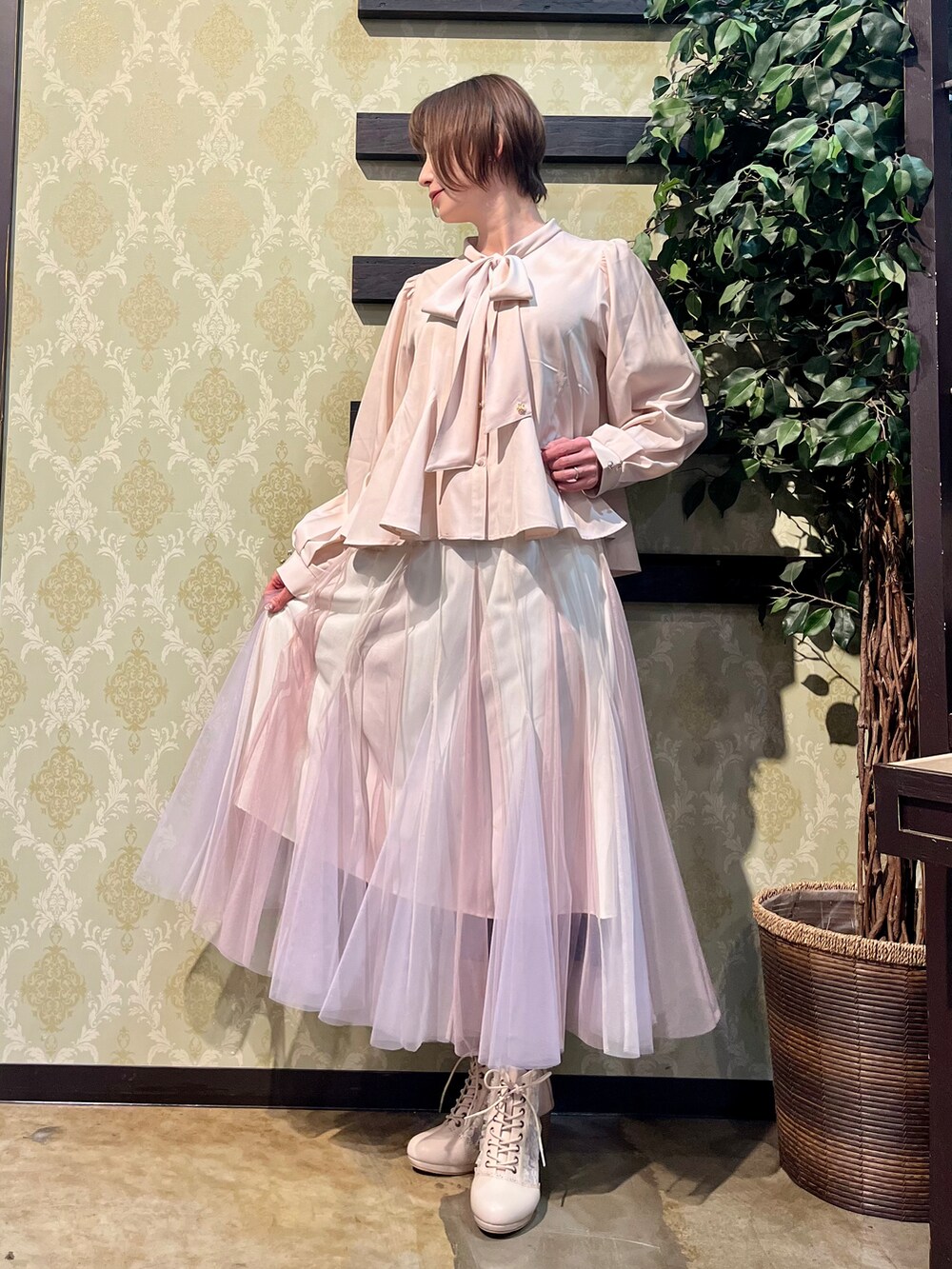 「axes femme、ジレ、春コーデ、チュールスカート、ピンクコーデ、フェミニン、大人かわいい、ブラウス、きれいめコーディネート、きれいめカジュアル、キレイめカジュアル」|「axes femmeのチュールレースアップブーツ(ブーツ、ホワイト系)」を使った、ハナミズキさん(レディース・158cm)の春コーディネートの6枚目の写真