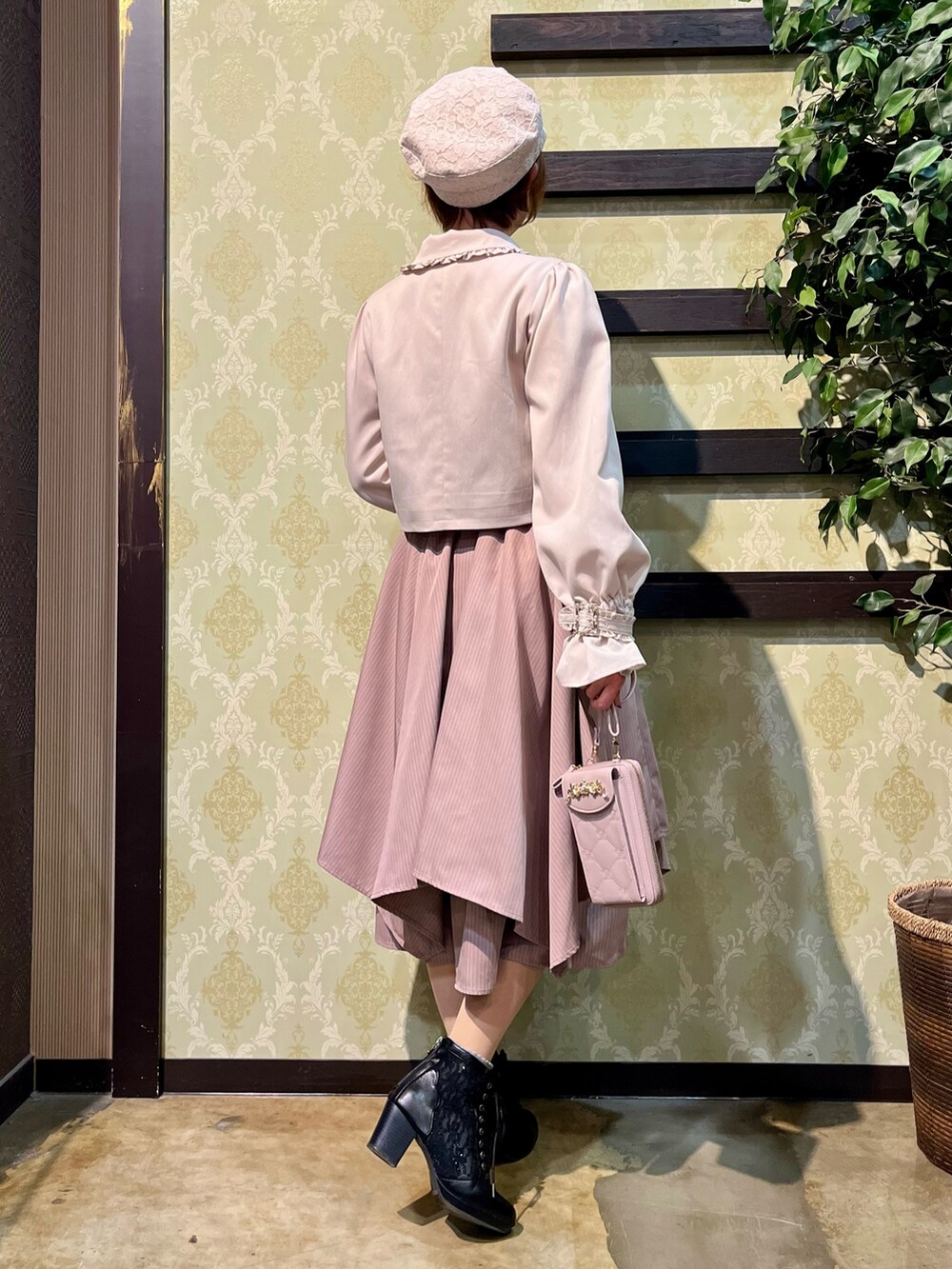 「キャップ、淡色コーデ、春色、休日スタイル、デートコーデ、ボーダー、お出かけコーデ、大人カジュアル、axes femme、大人カジュアルコーデ、春服、おでかけコーデ、セットアップコーデ、ビスチェ、セットアップ」|「axes femmeの総レースキャスケット(キャスケット、ホワイト系)」を使った、ハナミズキさん(レディース・158cm)の春コーディネートの3枚目の写真