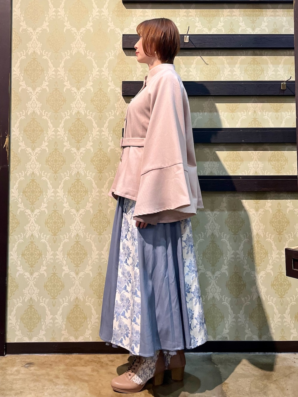 「春コーデ、春めき満開コーデ、axes femme、オトナカジュアル、大人かわいい、春服コーデ、お花見コーデ、おでかけコーデ、きれいめコーディネート、スプリングコート、大人可愛い、きれいめカジュアル、キレイめカジュアル、春アウター」｜「axes femmeのケープ風フレアスリーブコート（ダッフルコート、ブラウン系）」を使った、ハナミズキさん（レディース・158cm）の春コーディネートの6枚目の写真