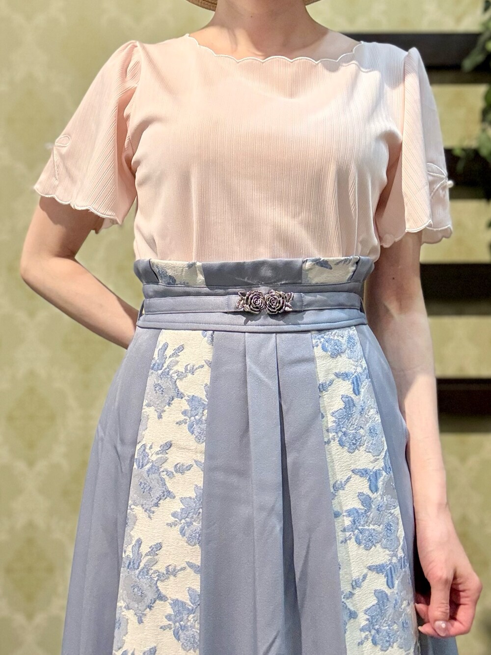 「最近のいい感じコーデ、大人カジュアル、春夏コーデ、淡色コーデ、シンプルコーデ、きれいめカジュアル、休日スタイル、お出かけコーデ、axes femme、大人カジュアルコーデ、おでかけコーデ、スカートコーデ、GWお出かけコーデ、大人可愛い、モードカジュアル」｜「axes femmeのリボン×スカラップ刺繍プルオーバー（Tシャツ/カットソー、ピンク系）」を使った、ハナミズキさん（レディース・158cm）の春コーディネートの4枚目の写真