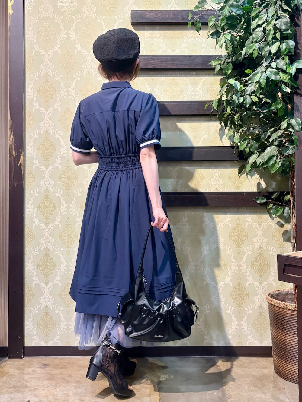 「ショルダーバッグ、レイヤードスタイル、やっぱり帽子が好き、ワンピース、シンプルコーデ、きれいめカジュアル、休日スタイル、お出かけコーデ、デートコーデ、axes femme、オトナカジュアル、きれいめコーデ、大人ファッション、大人女子、ワンピースコーデ」|「axes femmeのハイウエストフラシ半袖ワンピース(ワンピース、ブルー系)」を使った、ハナミズキさん(レディース・158cm)の春コーディネートの3枚目の写真