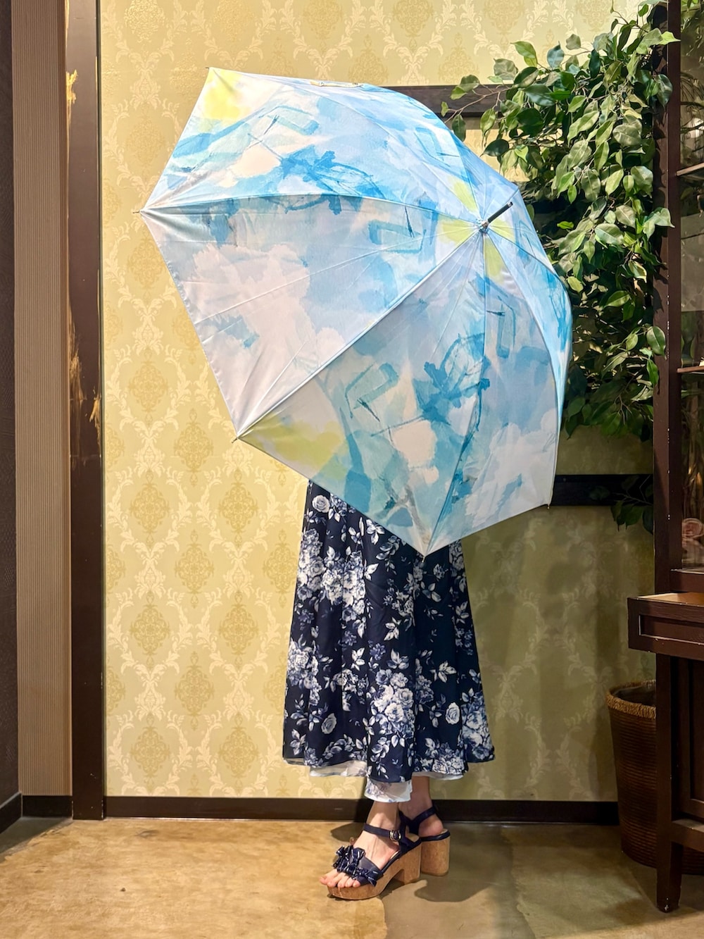 「サンダル、雨の日コーデ、休日スタイル、お出かけコーデ、デートコーデ、ワンピース、ロングスカート、きれいめカジュアル、axes femme、ラクチンコーデ、夏、おしゃれさんと繋がりたい、大人コーデ、初夏コーデ、ブルーコーデ」｜「axes femmeのグラデーションアート柄長傘（長傘、ブルー系）」を使った、ハナミズキさん（レディース・158cm）の春コーディネートの5枚目の写真