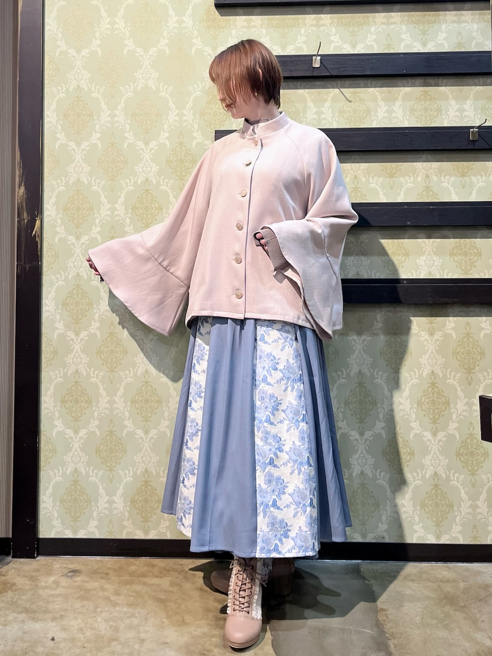 「春コーデ、春めき満開コーデ、axes femme、オトナカジュアル、大人かわいい、春服コーデ、お花見コーデ、おでかけコーデ、きれいめコーディネート、スプリングコート、大人可愛い、きれいめカジュアル、キレイめカジュアル、春アウター」｜「axes femmeのケープ風フレアスリーブコート（ダッフルコート、ブラウン系）」を使った、ハナミズキさん（レディース・158cm）の春コーディネートの5枚目の写真