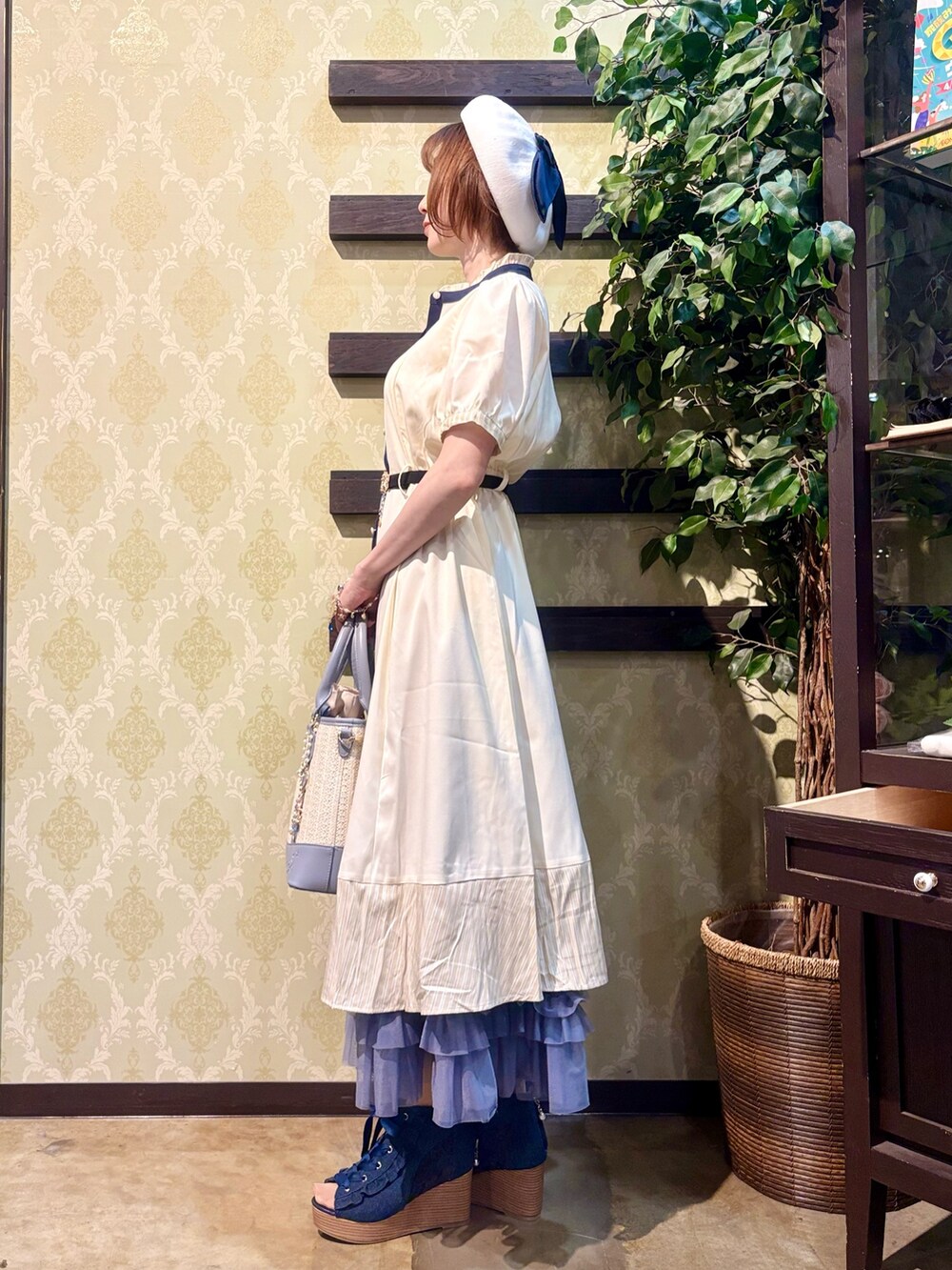 「レイヤードスタイル、サンダル、最近のいい感じコーデ、春夏コーデ、シンプルコーデ、ワンピース、きれいめカジュアル、休日スタイル、お出かけコーデ、ショルダーバッグ、リボン、axes femme、キレイめコーデ、オトナカワイイ、オトナ女子」|「axes femmeの晴雨兼用プリントパゴダ傘(長傘、その他)」を使った、ハナミズキさん(レディース・158cm)の春コーディネートの3枚目の写真