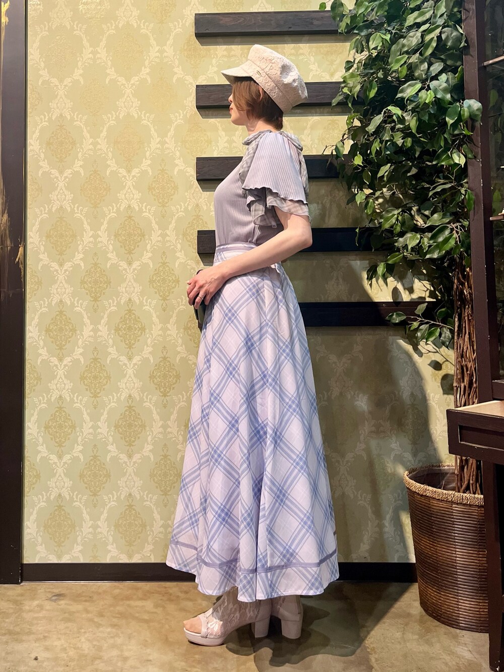 「チェック、リボン、大人カジュアル、デートコーデ、お出かけコーデ、春夏コーデ、キャップ、axes femme、スカートコーデ、大人可愛い、淡色女子、カジュアルスタイル、淡色コーデ、春コーデ」｜「axes femmeの総レースキャスケット（キャスケット、ホワイト系）」を使った、ハナミズキさん（レディース・158cm）の春コーディネートの2枚目の写真