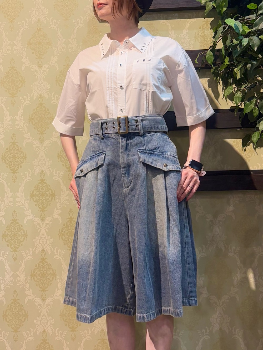 「デニム、デニムハーフパンツ、夏ルックで気分アップ、キャップ、夏コーデ、ショルダーバッグ、お出かけコーデ、axes femme、夏ファッション、オトナカジュアル、パンツスタイル、デニムコーデ」｜「axes femmeのベルトラインキャスケット（キャスケット、ブラック系）」を使った、ハナミズキさん（レディース・158cm）の夏コーディネートの5枚目の写真
